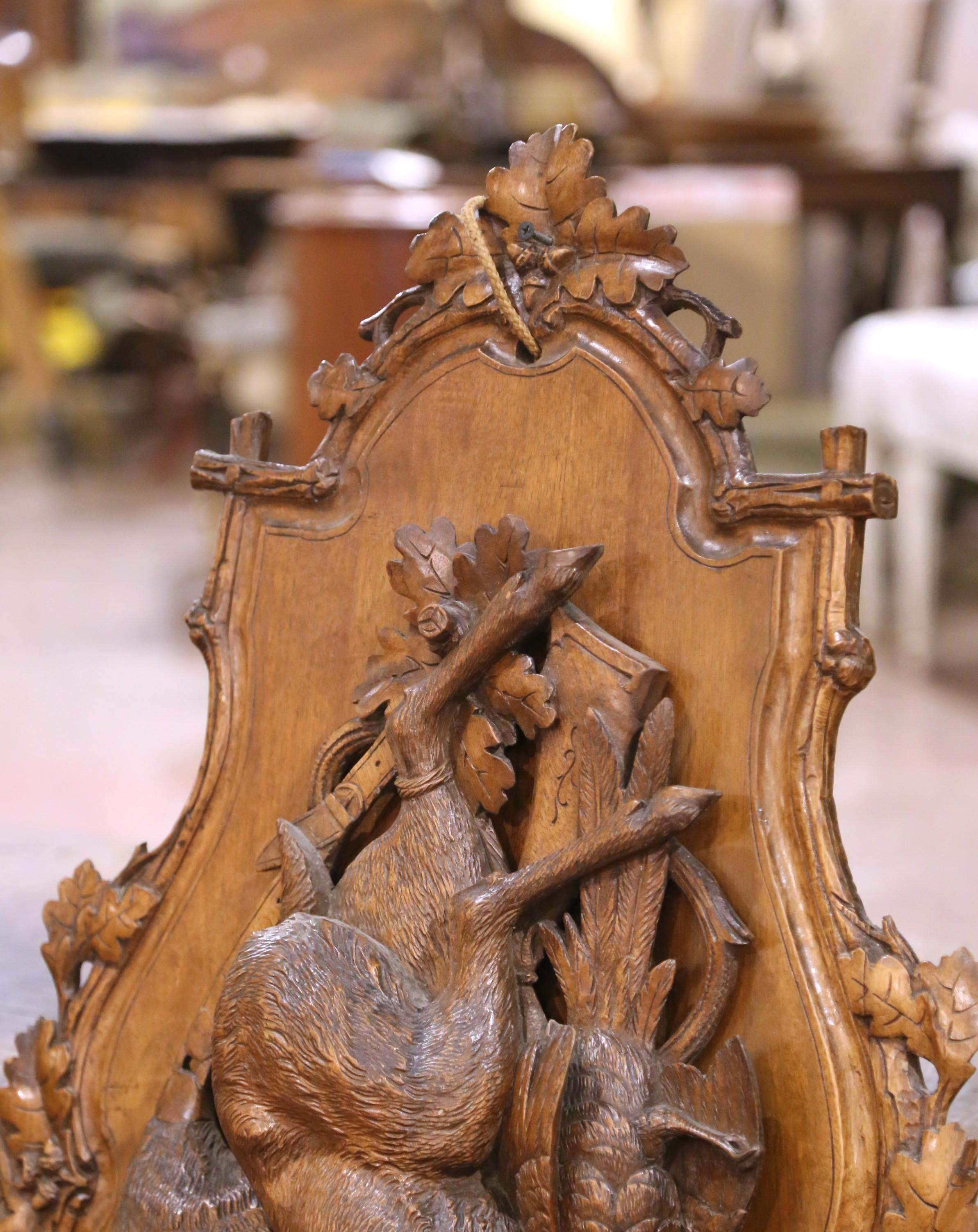 Paire de sculptures de trophées de chasse en noyer sculpté, Suisse, 19e siècle en vente 3