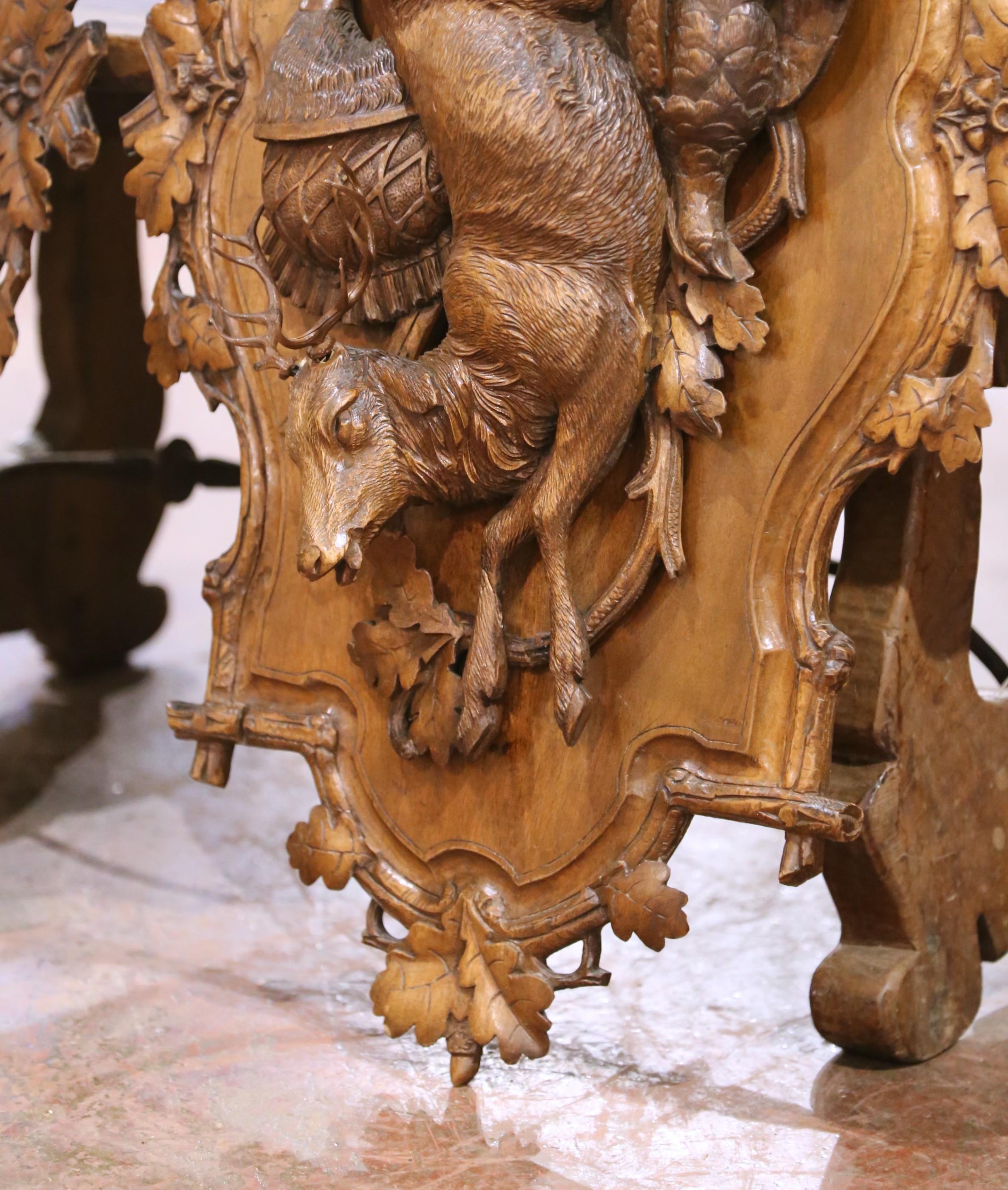 Paire de sculptures de trophées de chasse en noyer sculpté, Suisse, 19e siècle en vente 4