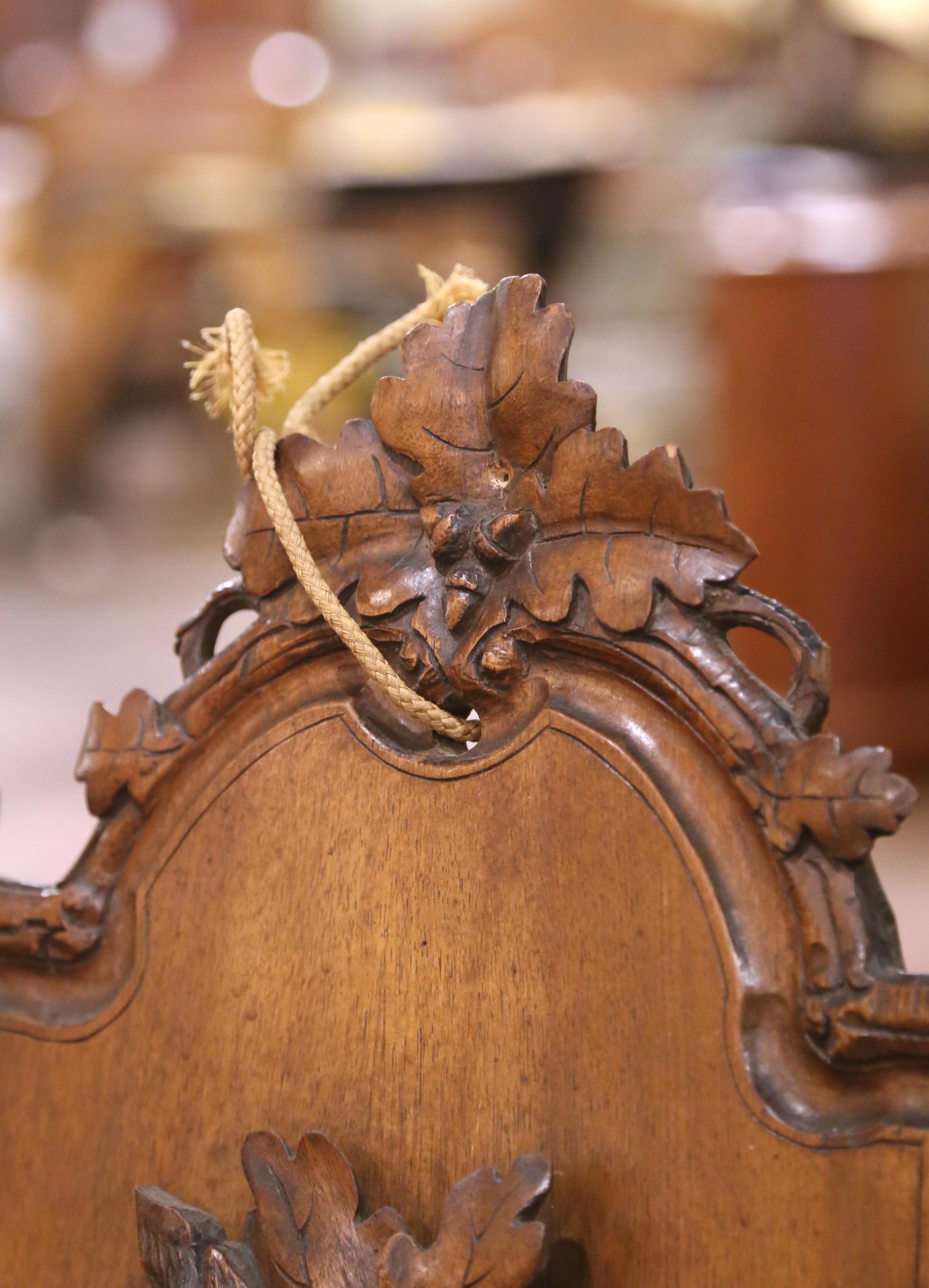 Paire de sculptures de trophées de chasse en noyer sculpté, Suisse, 19e siècle en vente 5