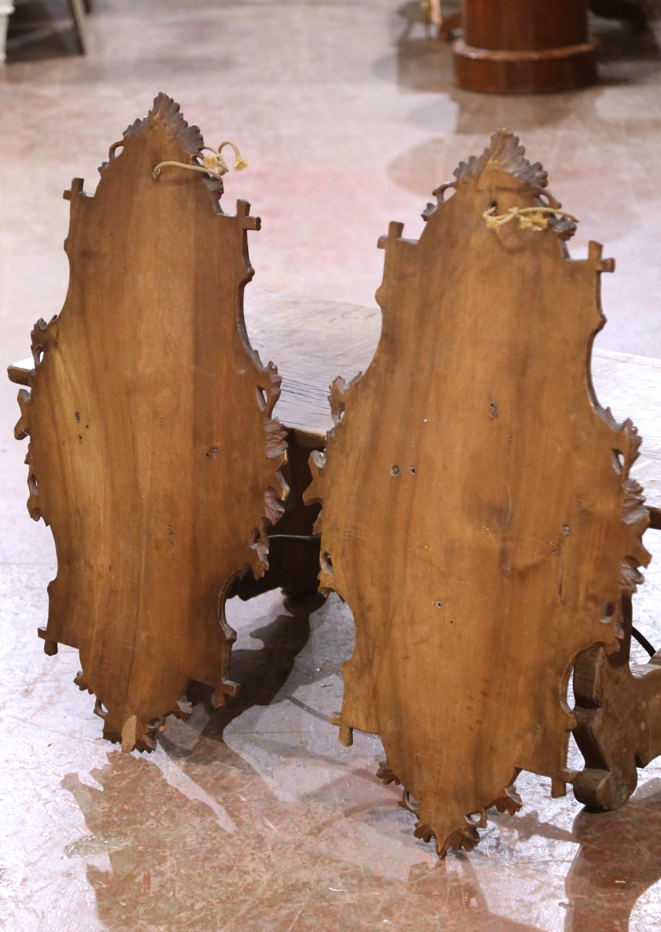 Paire de sculptures de trophées de chasse en noyer sculpté, Suisse, 19e siècle en vente 6