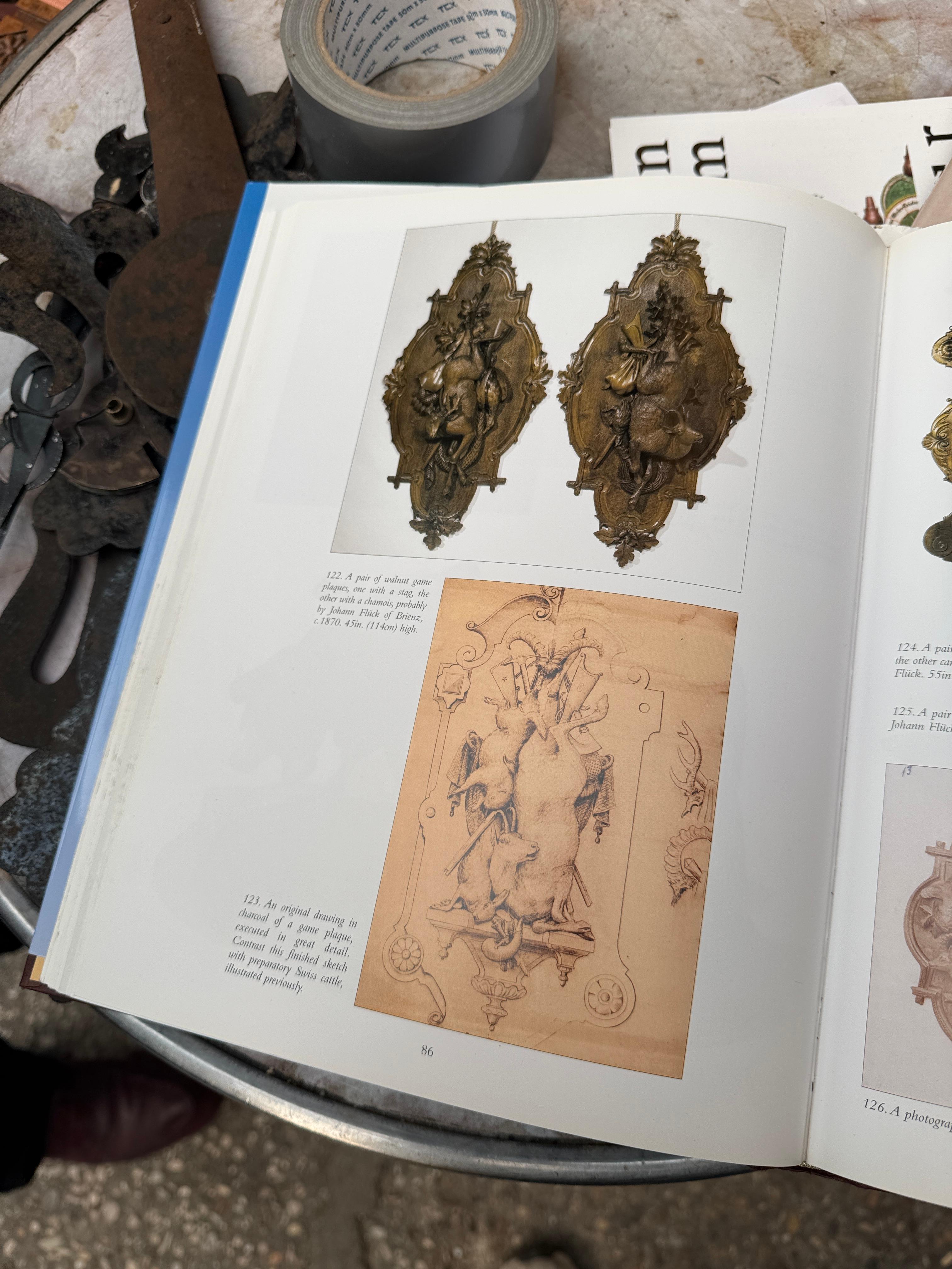 Paire de sculptures de trophées de chasse en noyer sculpté, Suisse, 19e siècle en vente 9