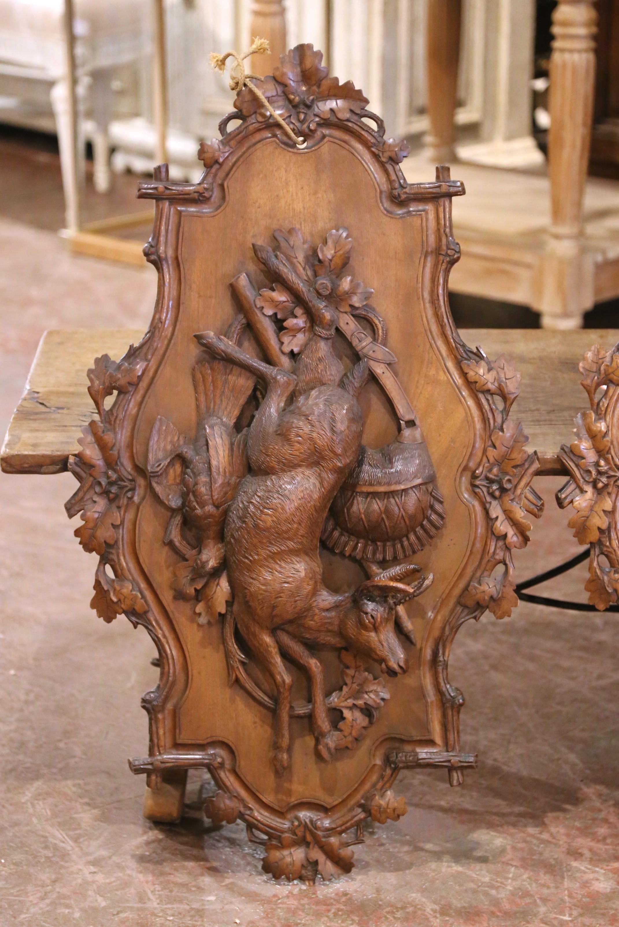 Forêt-Noire Paire de sculptures de trophées de chasse en noyer sculpté, Suisse, 19e siècle en vente