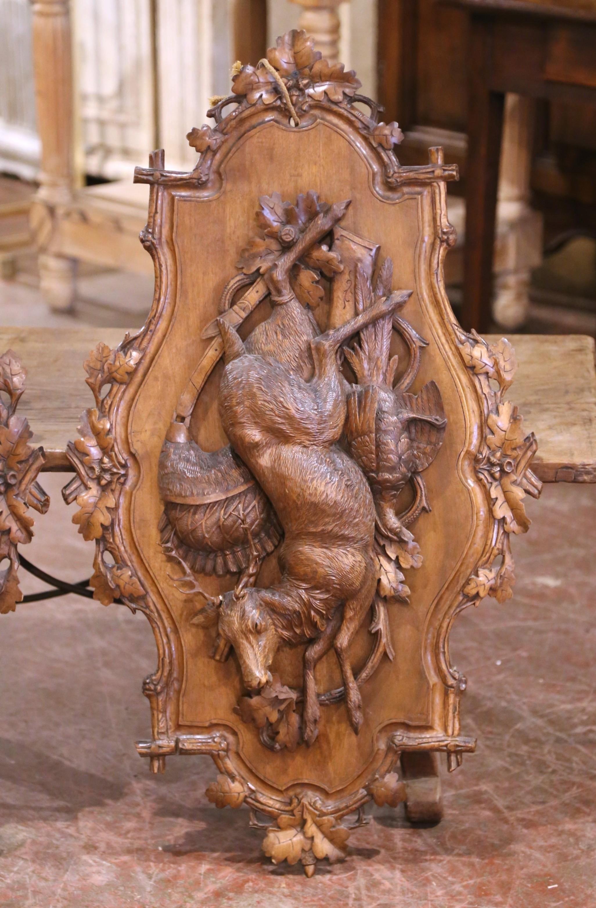 Patiné Paire de sculptures de trophées de chasse en noyer sculpté, Suisse, 19e siècle en vente
