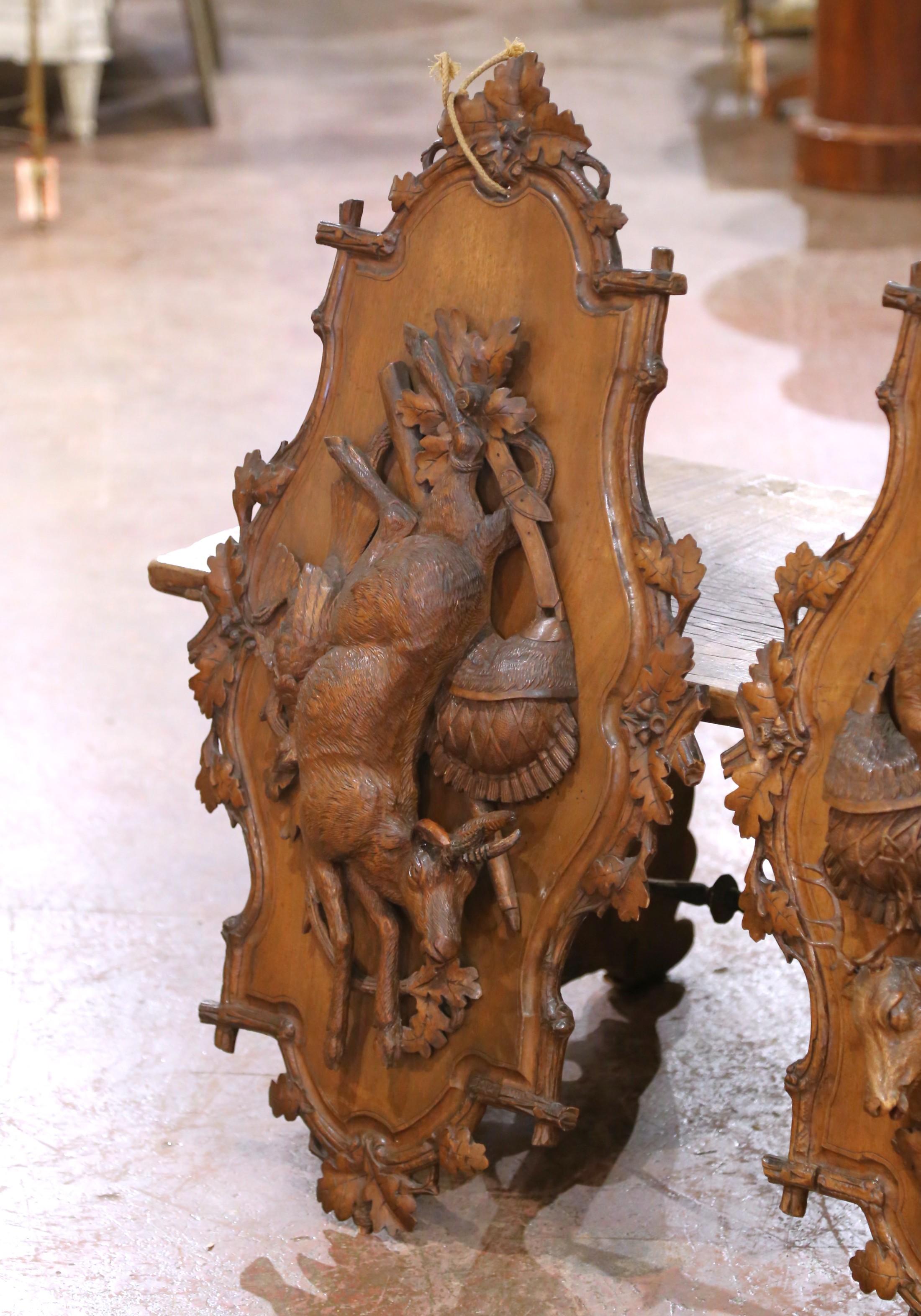 Paire de sculptures de trophées de chasse en noyer sculpté, Suisse, 19e siècle Excellent état - En vente à Dallas, TX