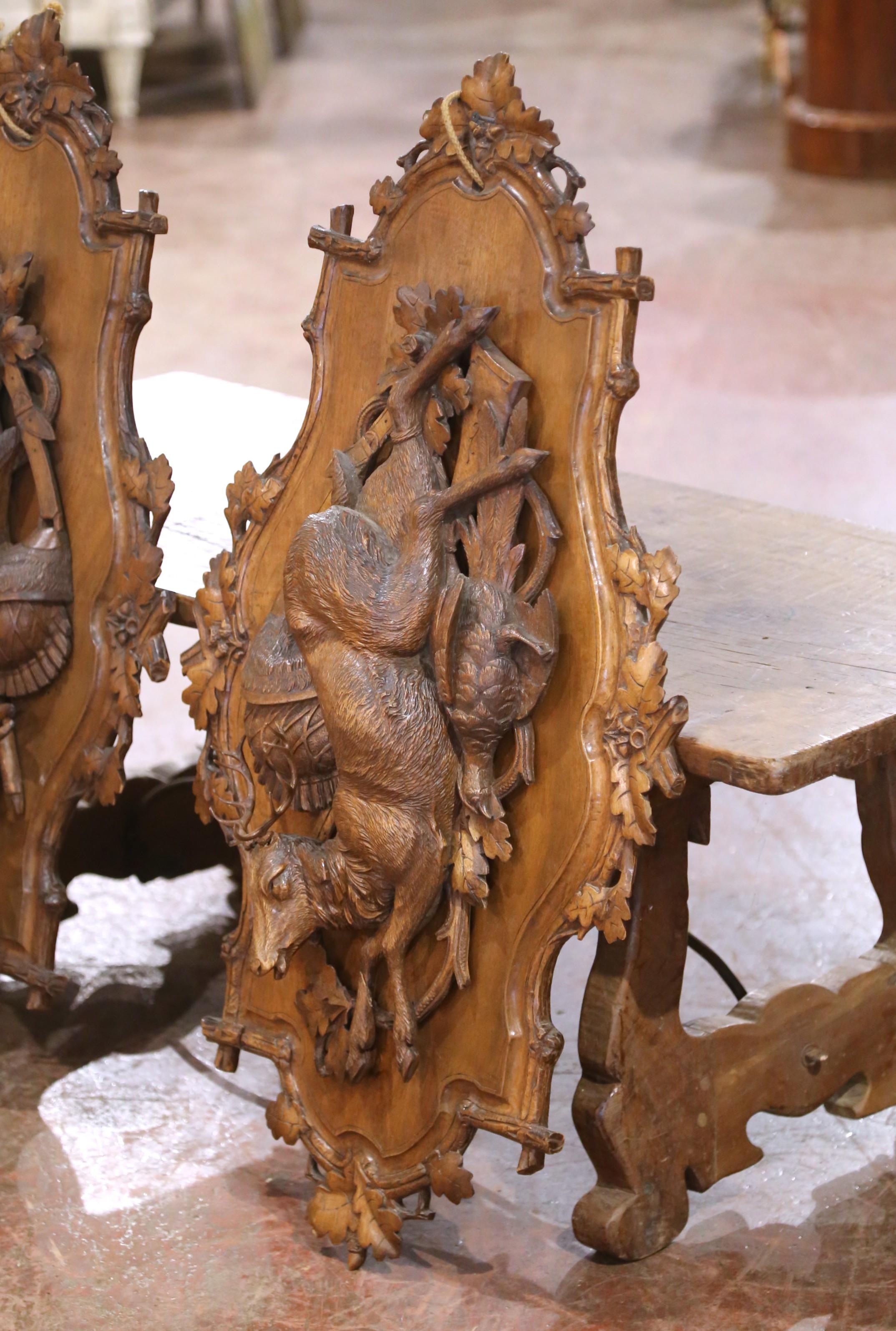 XIXe siècle Paire de sculptures de trophées de chasse en noyer sculpté, Suisse, 19e siècle en vente