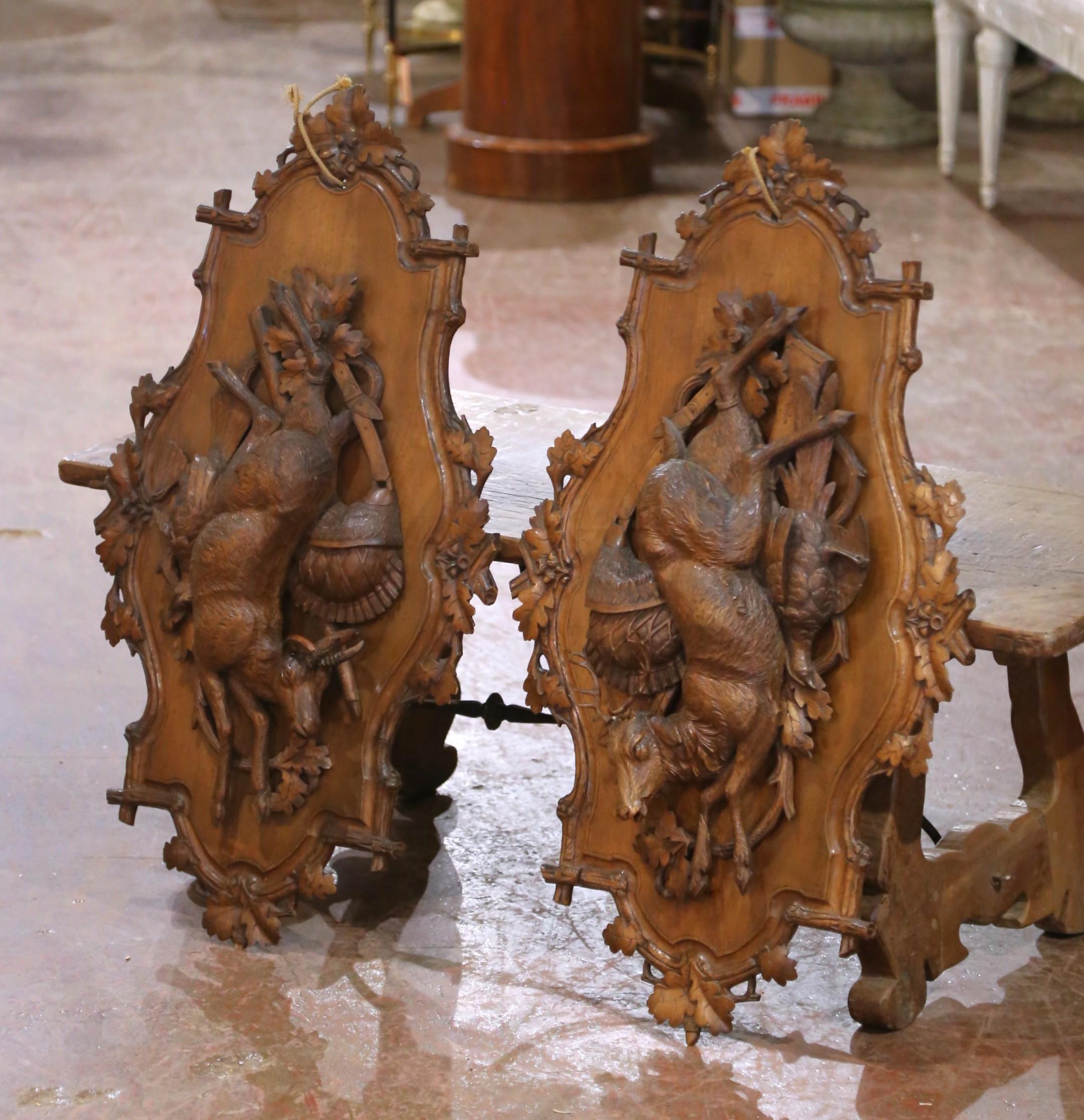 Noyer Paire de sculptures de trophées de chasse en noyer sculpté, Suisse, 19e siècle en vente