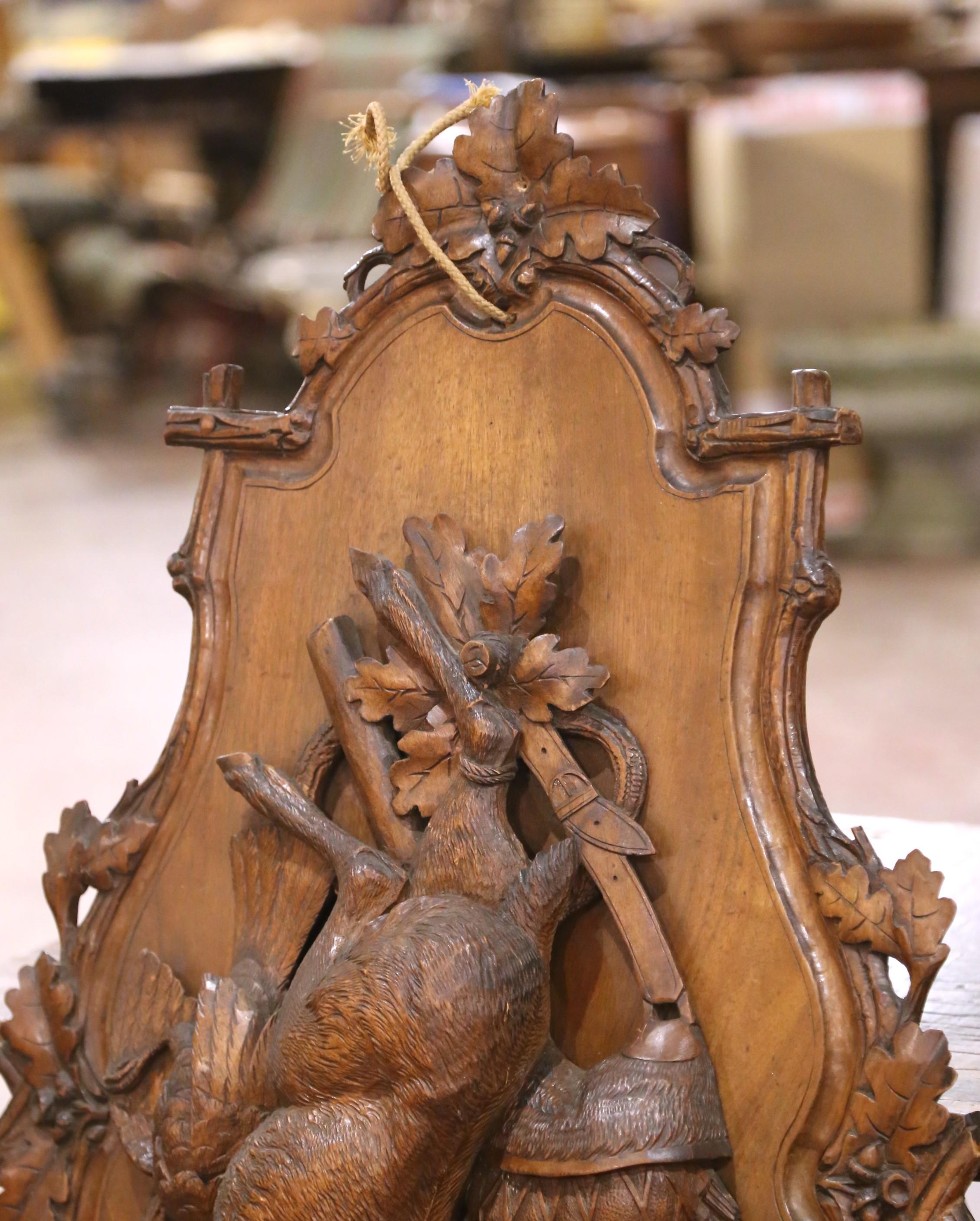 Paire de sculptures de trophées de chasse en noyer sculpté, Suisse, 19e siècle en vente 1