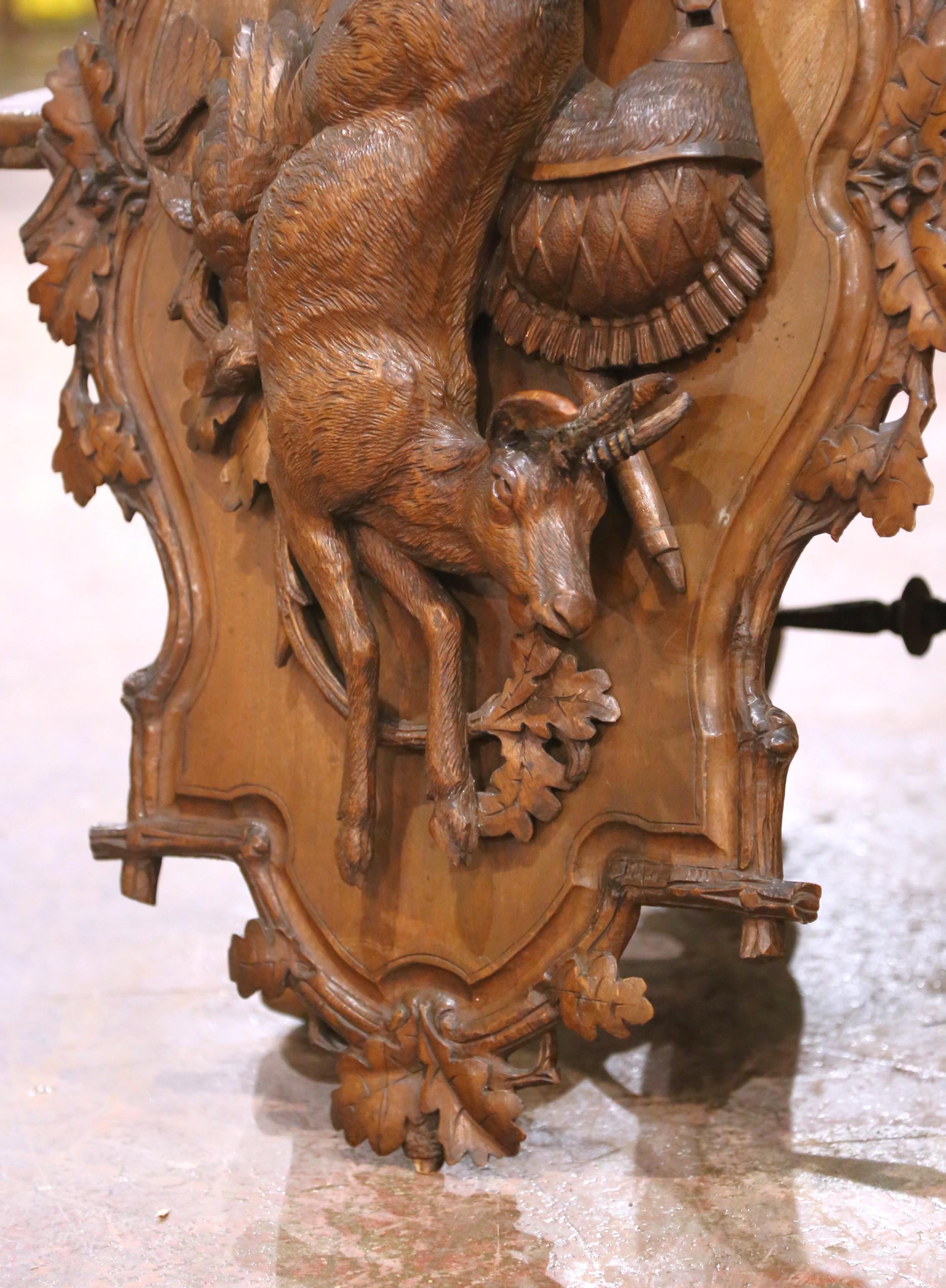 Paire de sculptures de trophées de chasse en noyer sculpté, Suisse, 19e siècle en vente 2