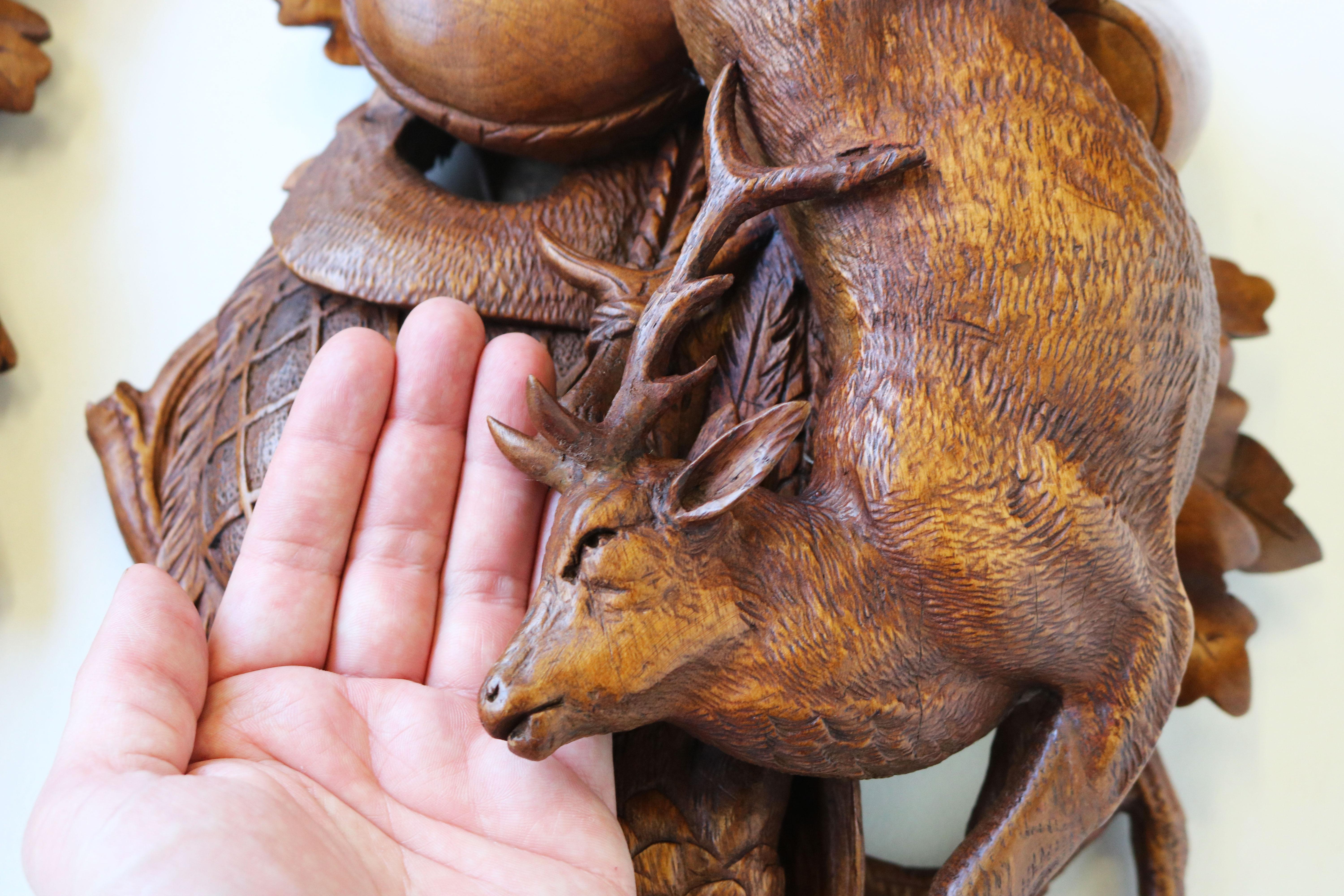 Noyer Paire de plaques de trophées de chasse au cerf du 19e siècle, sculptées en Suisse, dans la Black Forest en vente