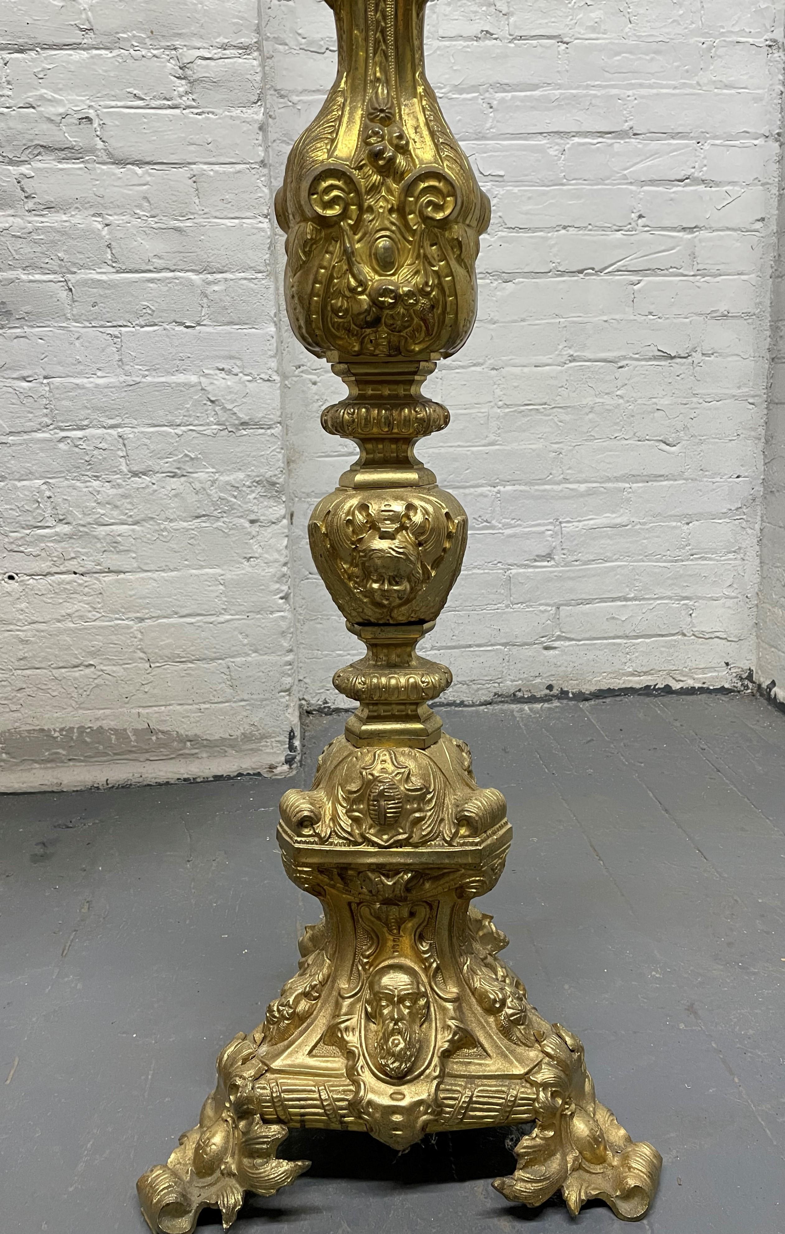 Paire de grands piquets italiens en laiton du XIXe siècle.