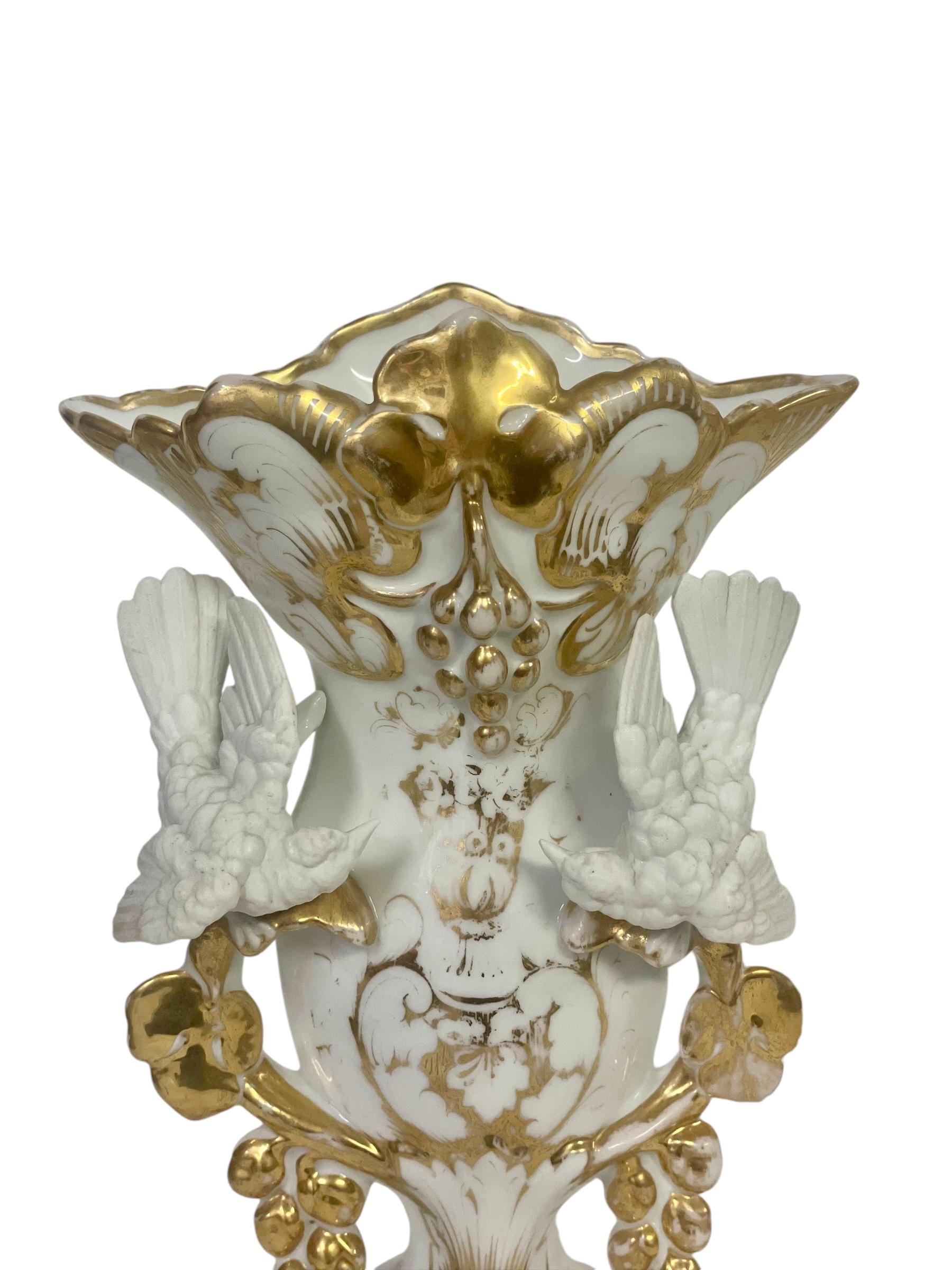 Questa splendida coppia di vasi in porcellana di Parigi presenta intricati accenti dorati e dettagliate colombe in biscuit. I vasi presentano eleganti motivi floreali e raffinate dorature, caratteristiche del lussuoso artigianato francese del XIX