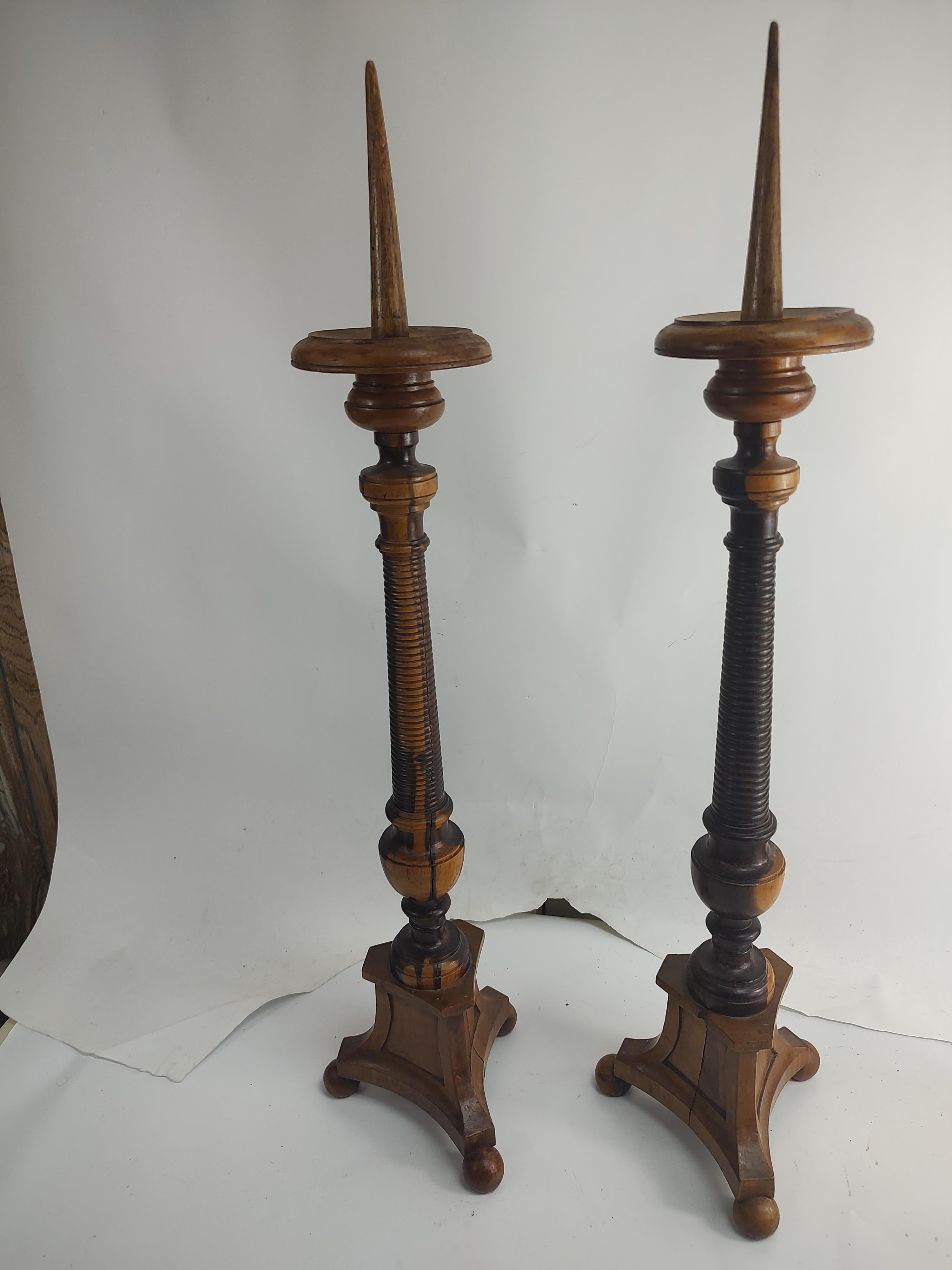 Paar hohe Prickett-Kerzenhalter aus gedrechseltem Rosenholz aus dem 19. Jahrhundert  im Angebot 2