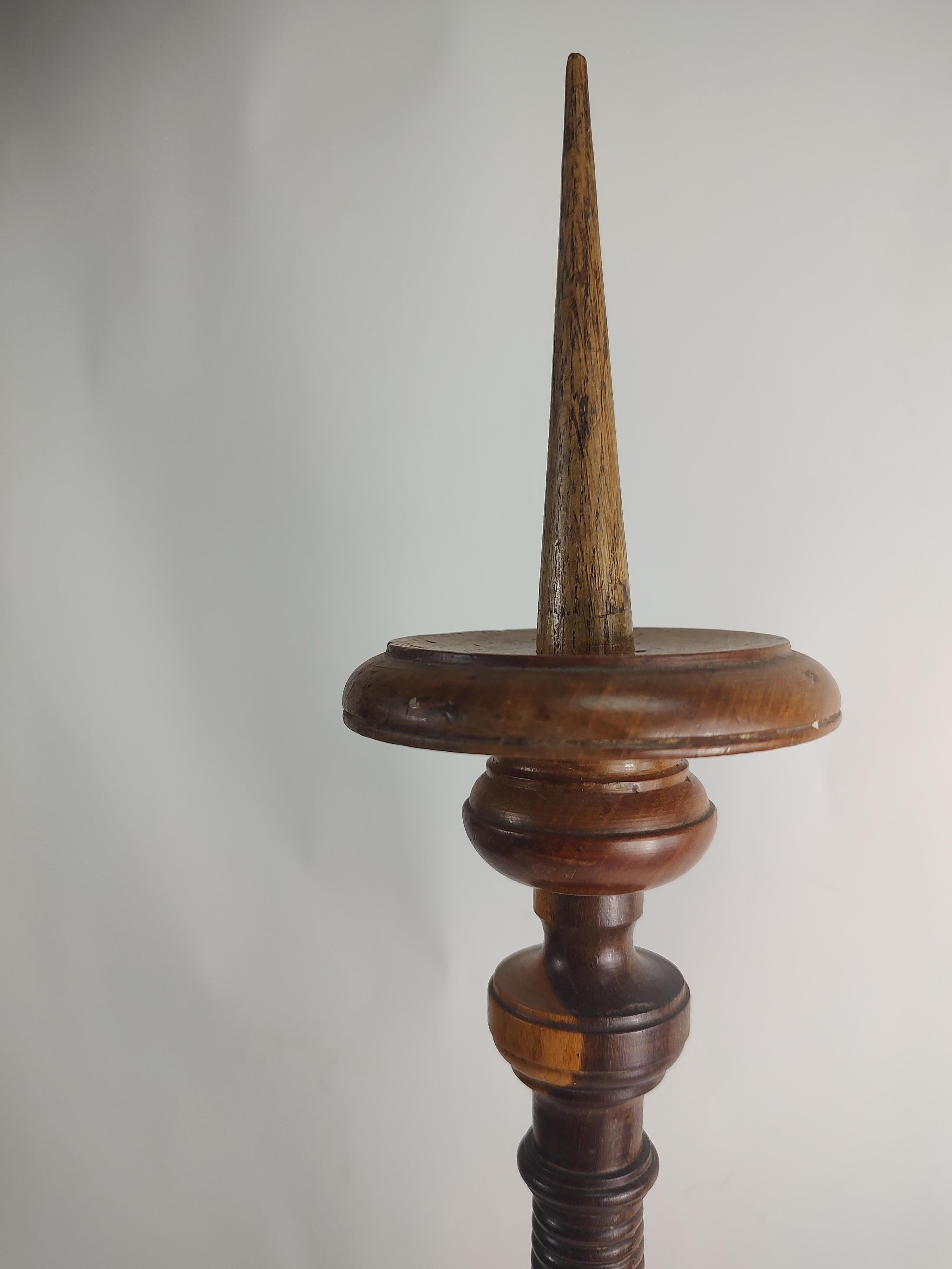 Paar hohe Prickett-Kerzenhalter aus gedrechseltem Rosenholz aus dem 19. Jahrhundert  (Lackiert) im Angebot