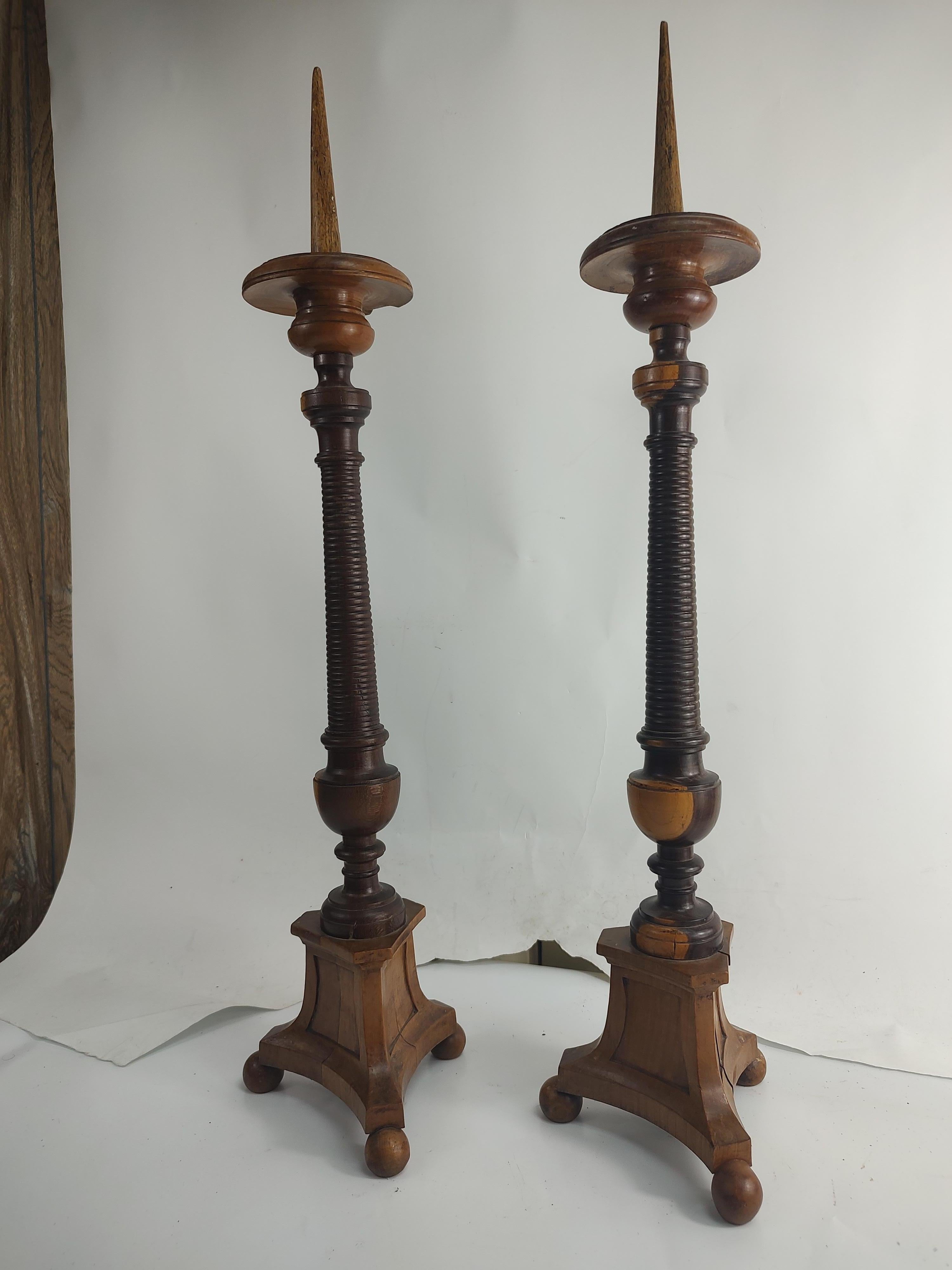 Paar hohe Prickett-Kerzenhalter aus gedrechseltem Rosenholz aus dem 19. Jahrhundert  (Blei) im Angebot