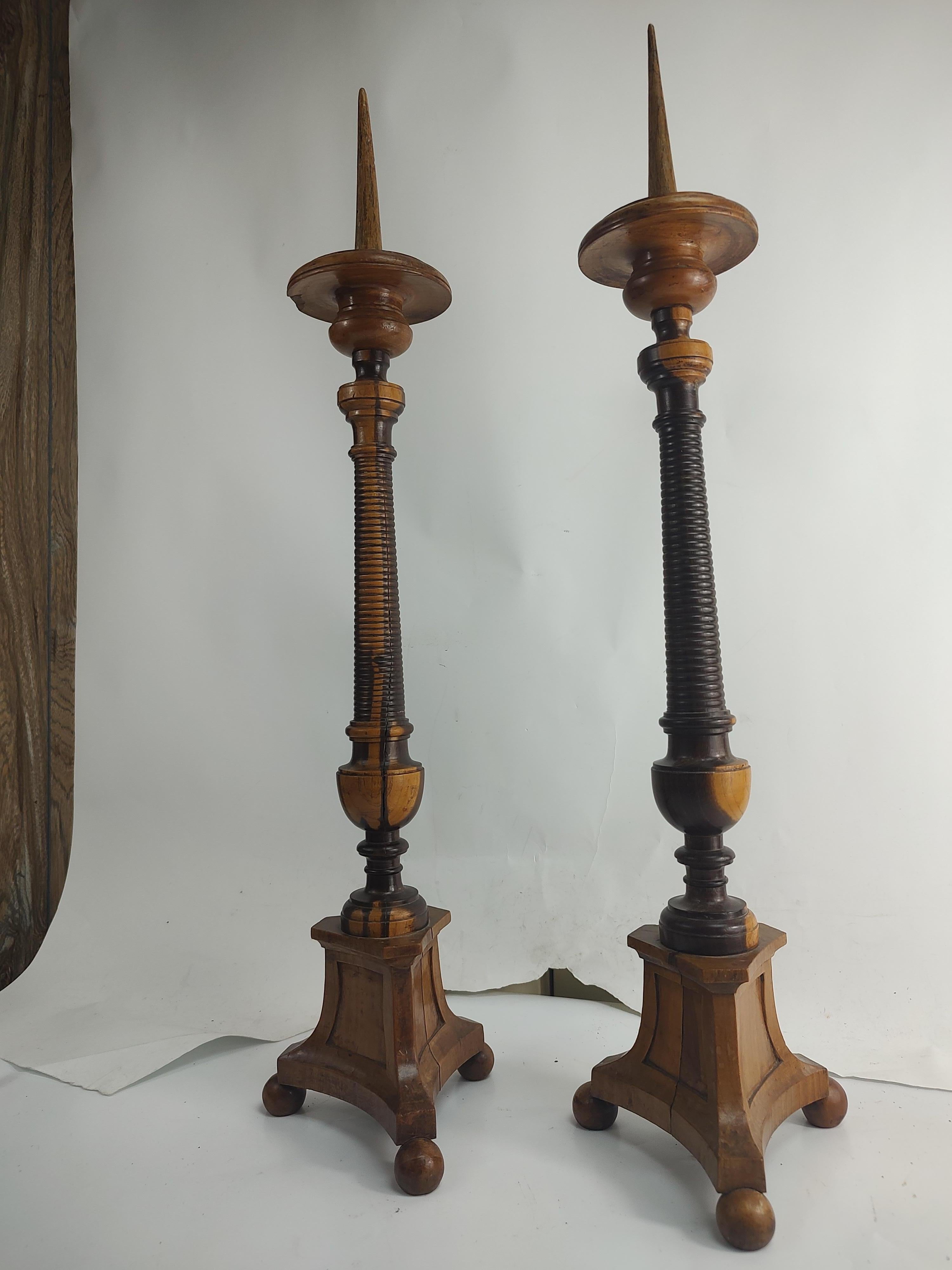Paar hohe Prickett-Kerzenhalter aus gedrechseltem Rosenholz aus dem 19. Jahrhundert  im Angebot 1