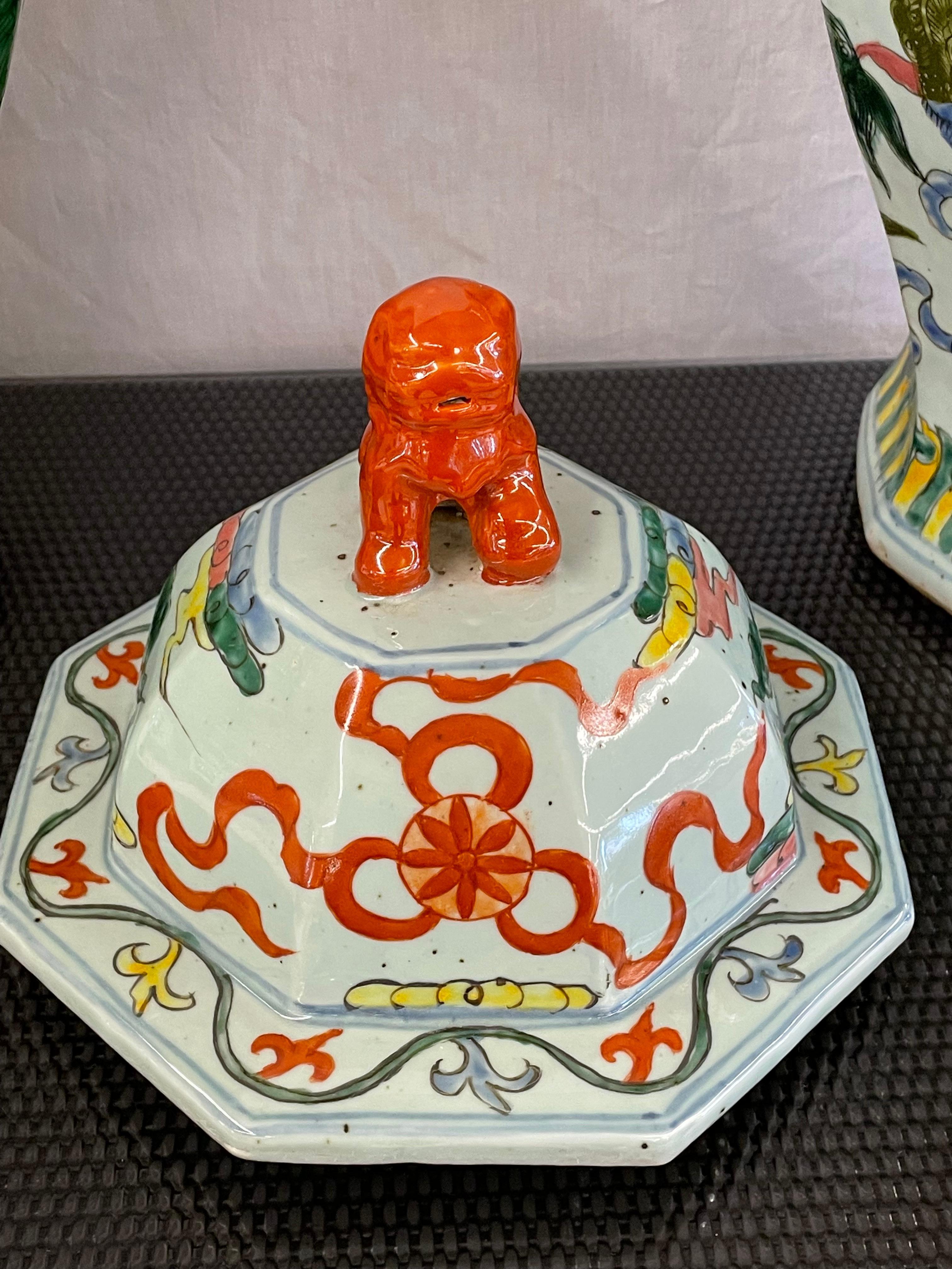 Coppia di vasi da tempio del XIX secolo, con coperchio, terminali in cinoiserie Foo Dog, XIX secolo. in vendita 6