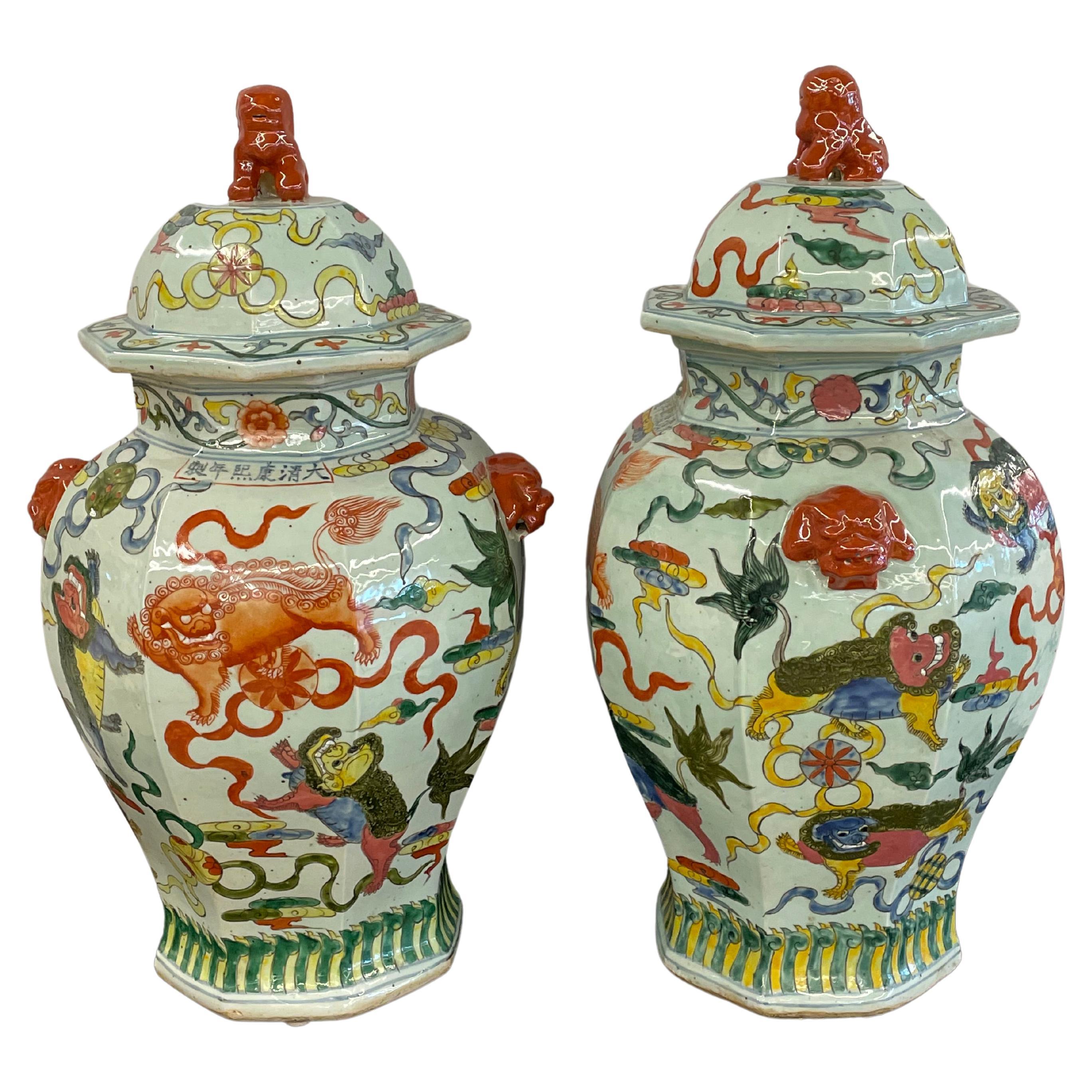 Paire de pots de temple du 19ème siècle, à couvercle, fleurons en forme de chien Foo de Chinoiserie, 19ème siècle	