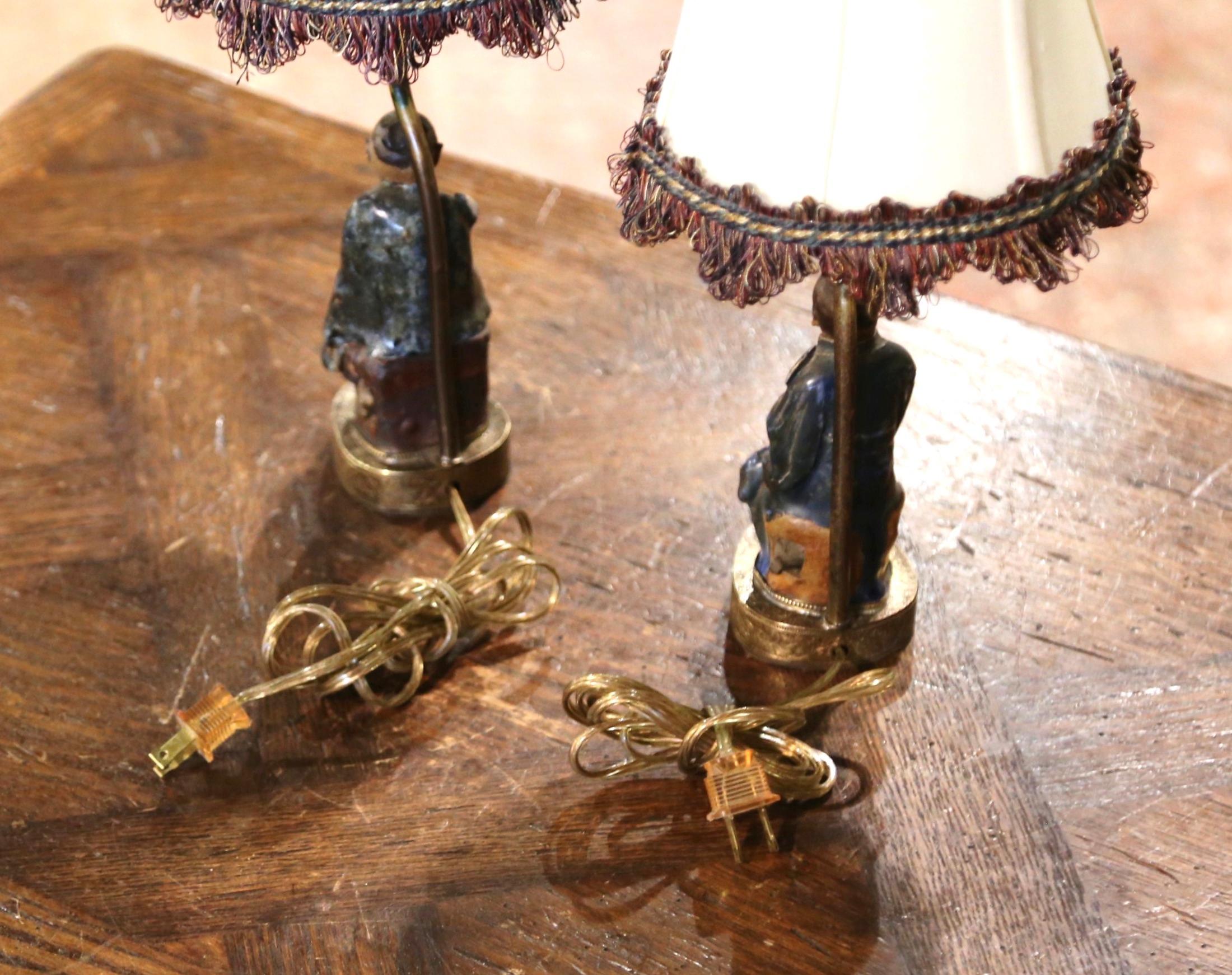 Paire de figures asiatiques en terre cuite du 19ème siècle transformées en lampes de bureau 3