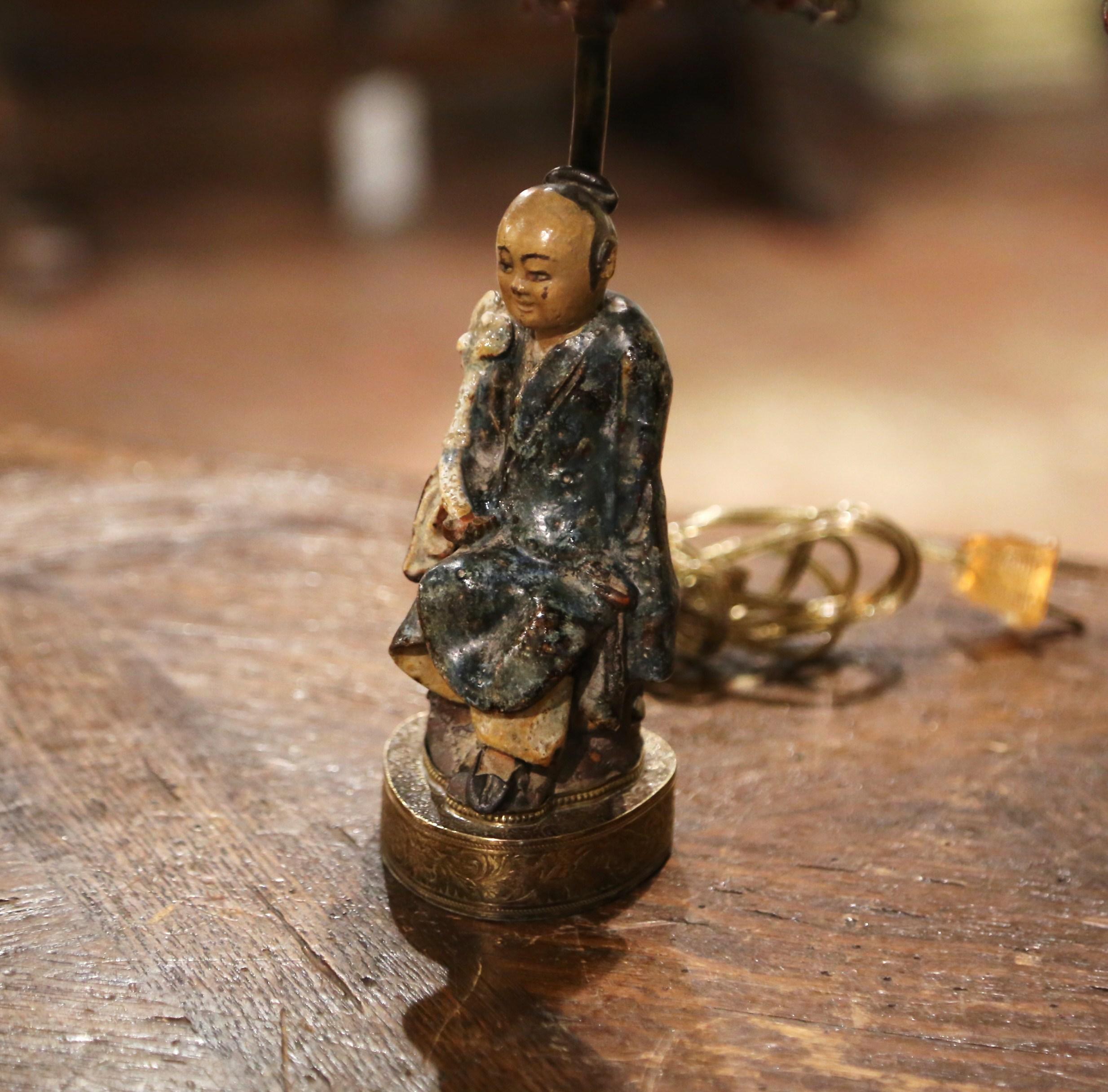 Chinois Paire de figures asiatiques en terre cuite du 19ème siècle transformées en lampes de bureau