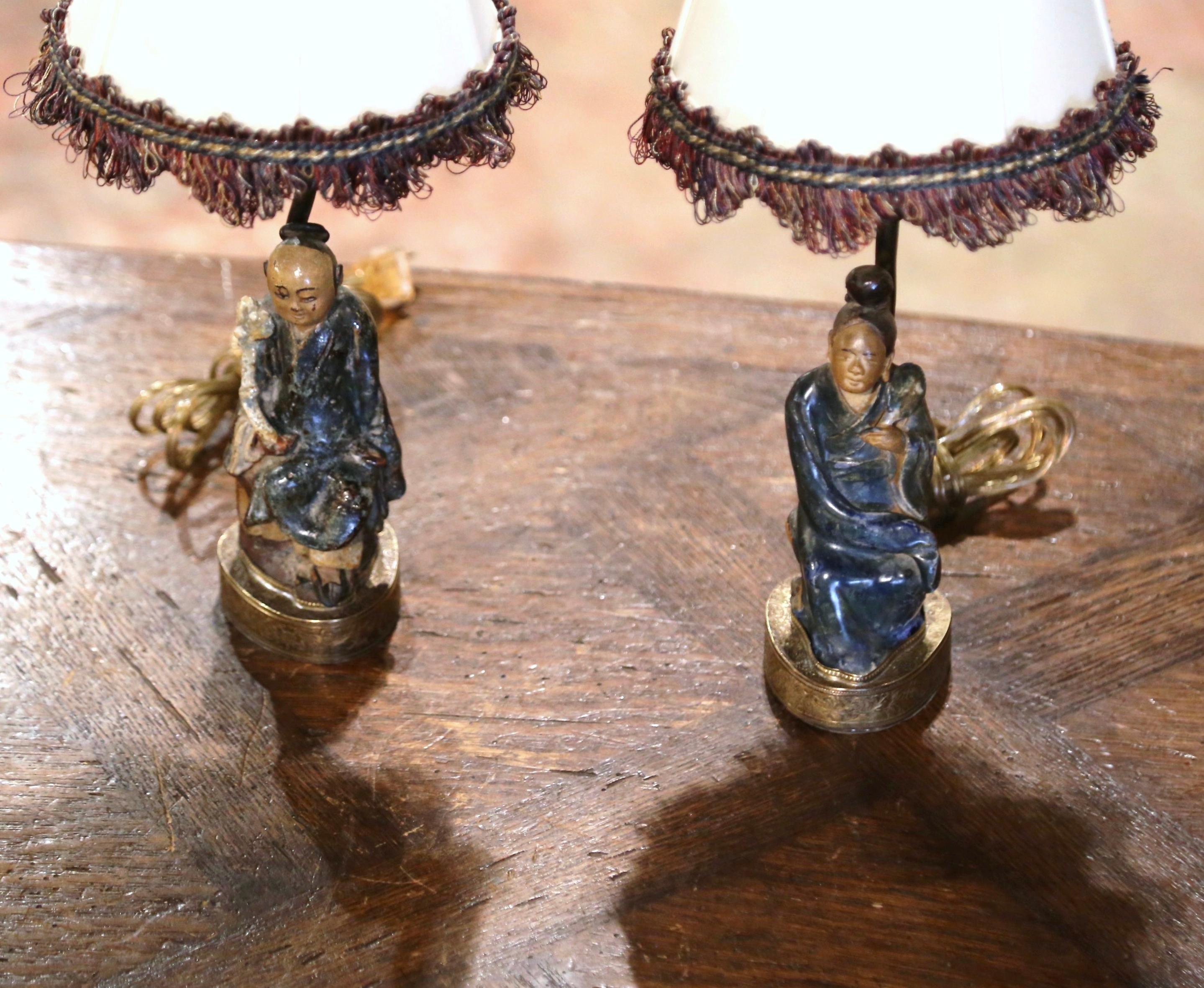 Terre cuite Paire de figures asiatiques en terre cuite du 19ème siècle transformées en lampes de bureau