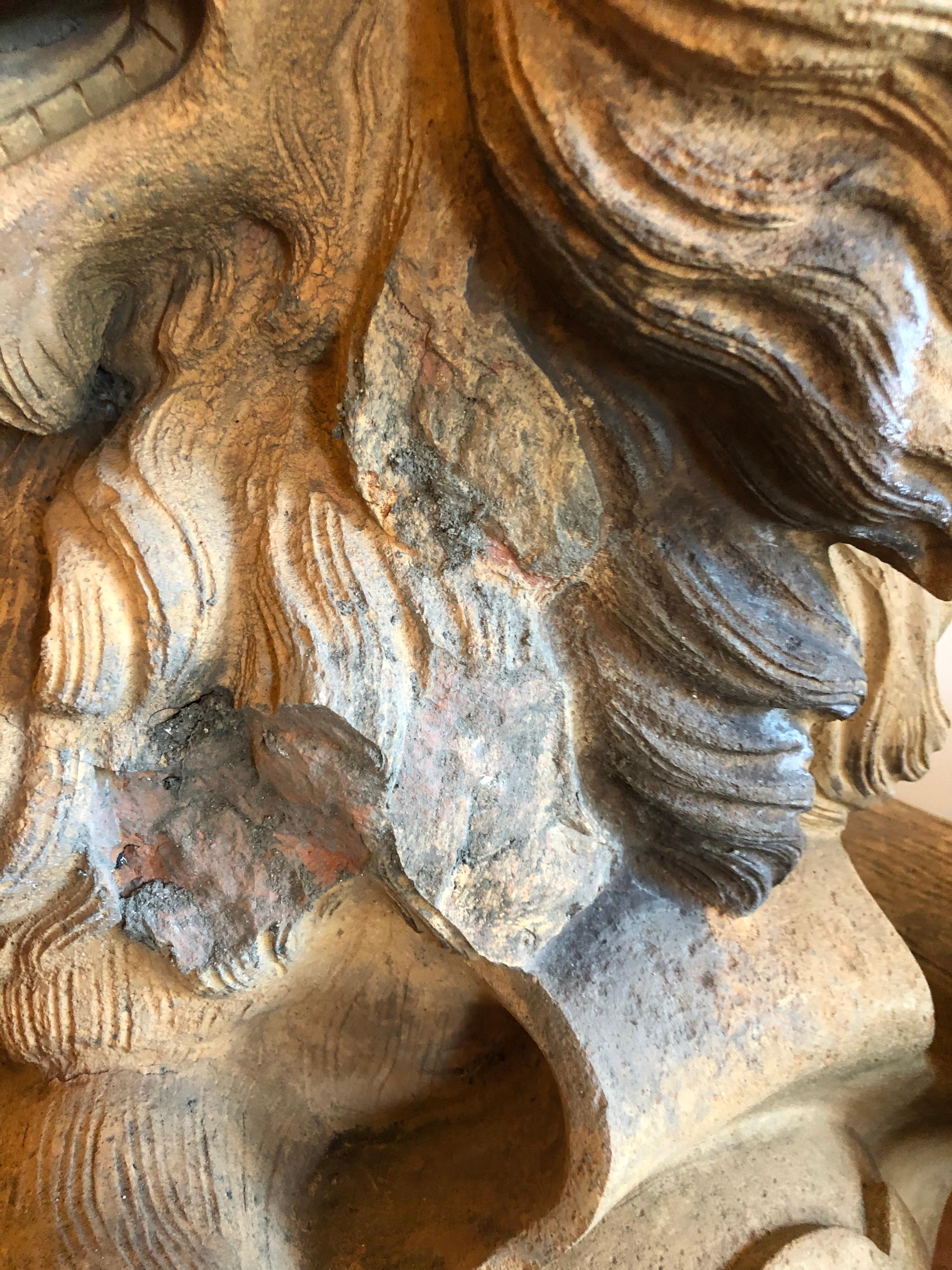 Paar sitzende Löwen aus Terrakotta aus dem 19. Jahrhundert im Angebot 3