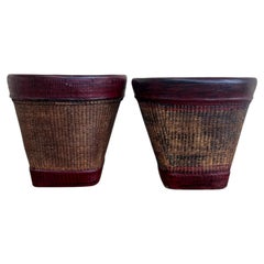 Paire de paniers thaïlandais du XIXe siècle, tissés à la main en rotin et décorés d'un motif de grains laqués en rouge