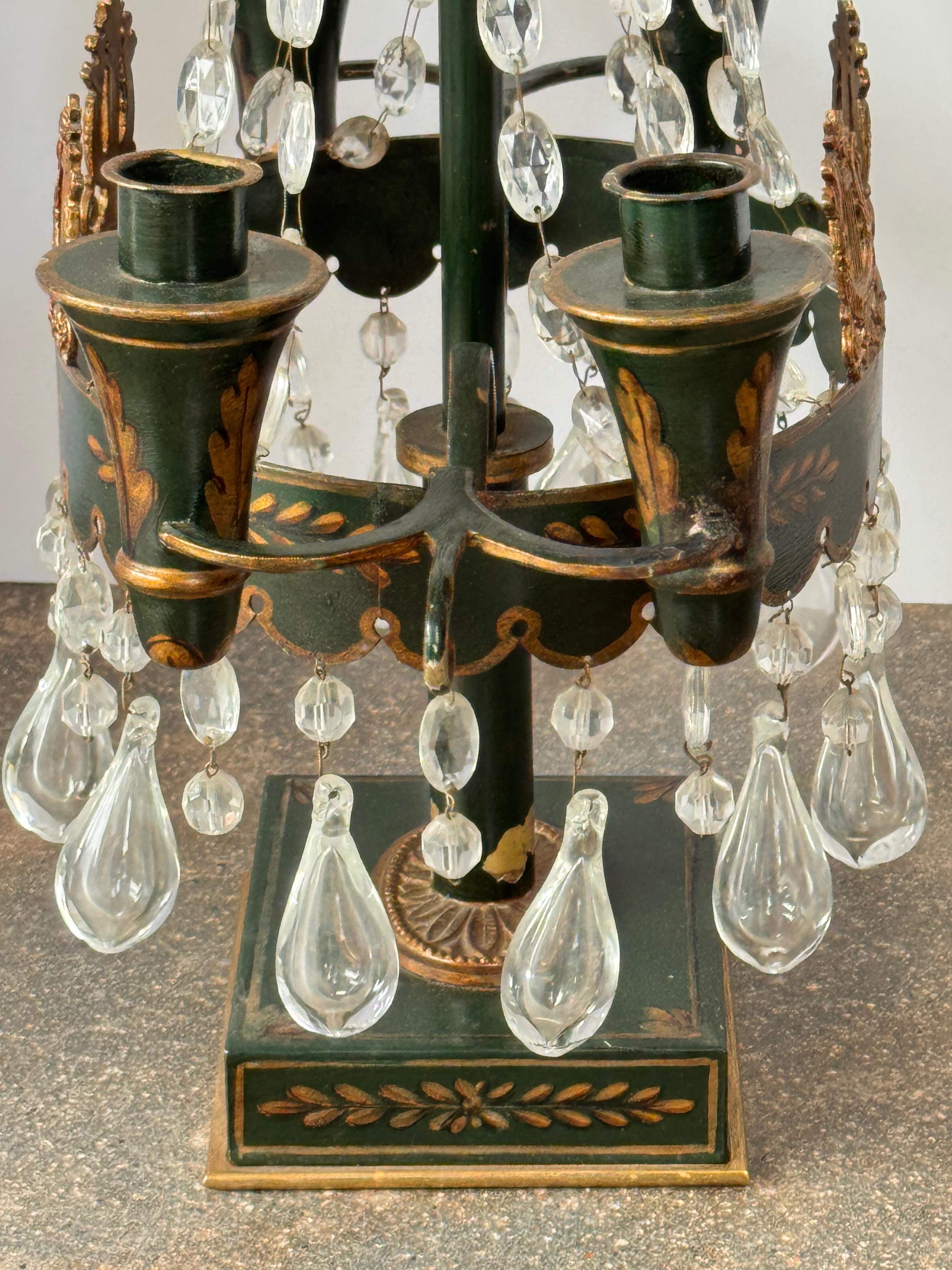 Coppia di candelabri Tôle del XIX secolo con gocce di cristallo in vendita 5