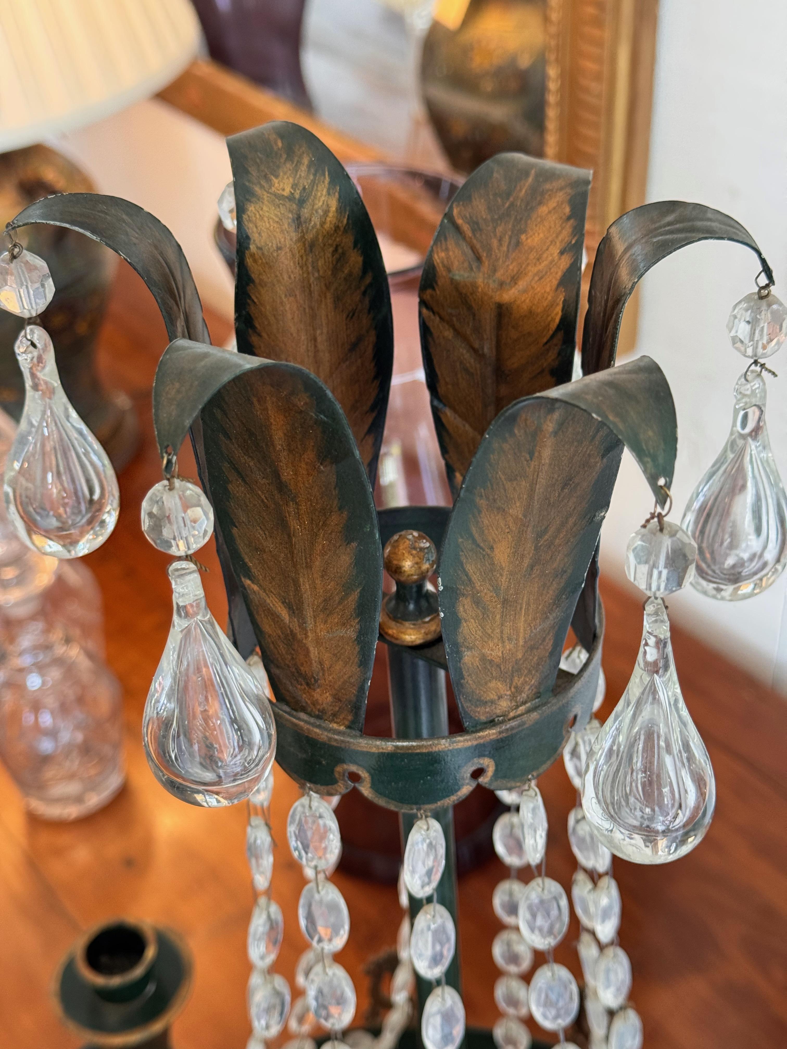 Coppia di candelabri Tôle del XIX secolo con gocce di cristallo in vendita 6