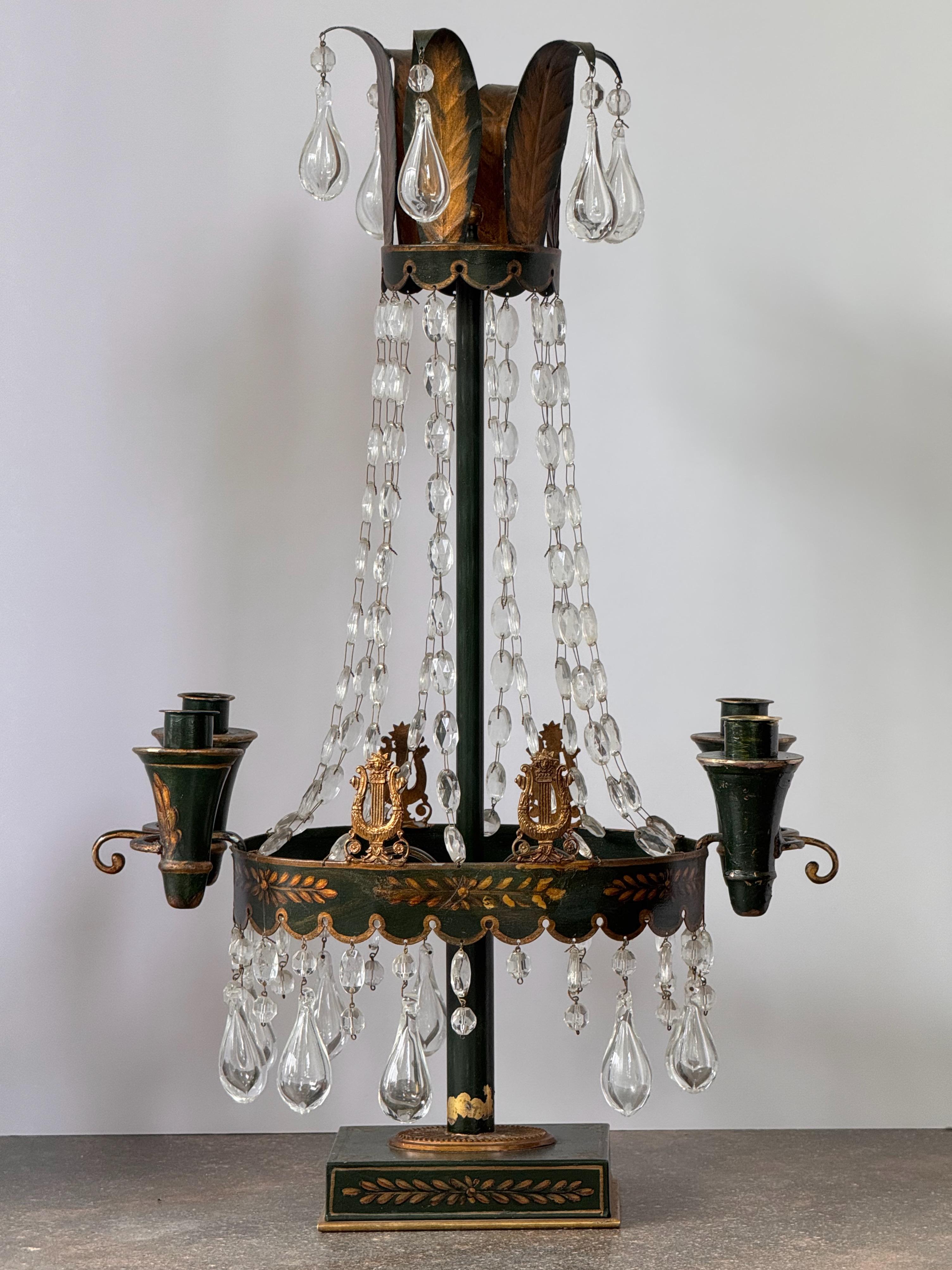 Francese Coppia di candelabri Tôle del XIX secolo con gocce di cristallo in vendita