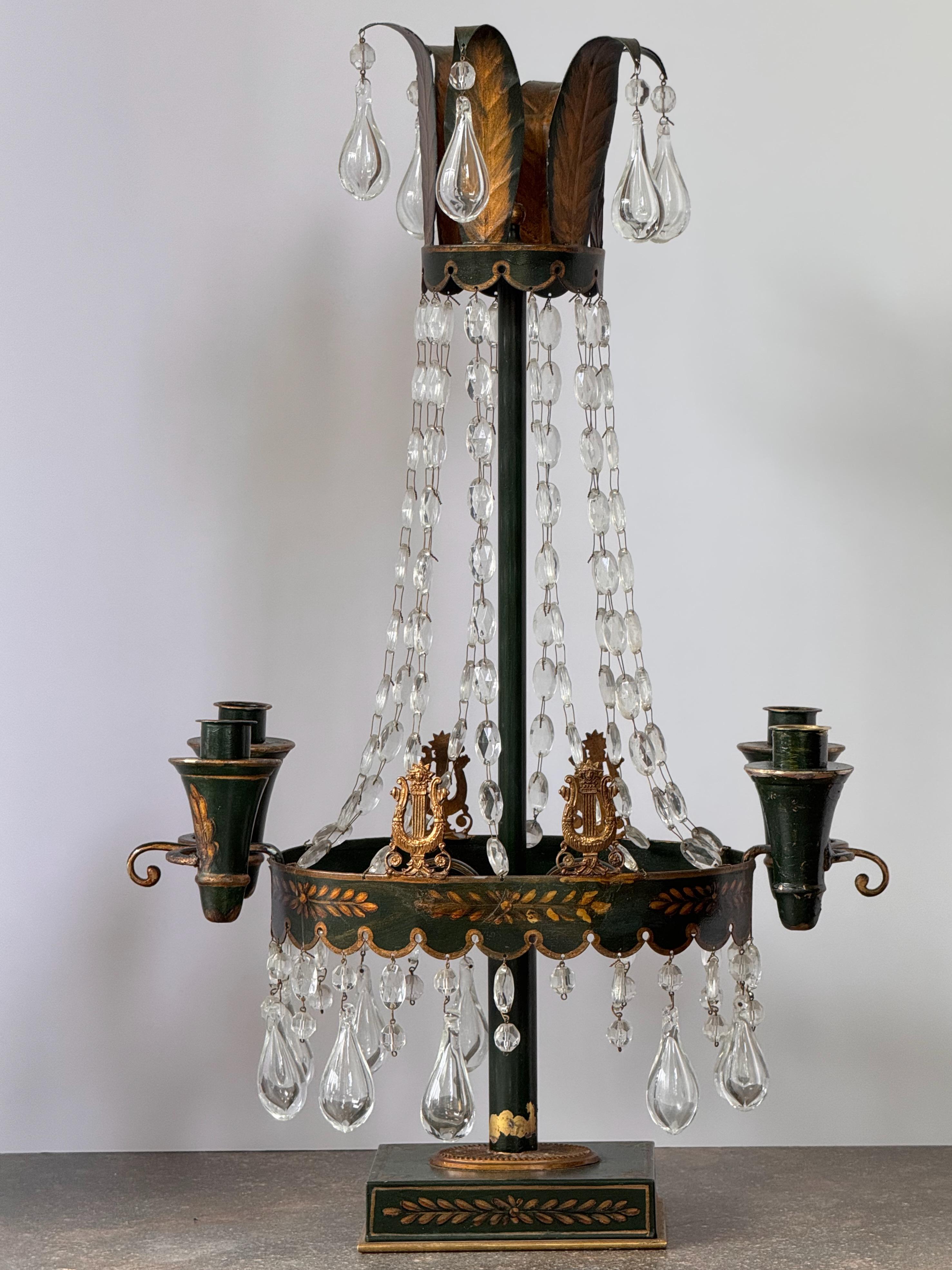 Coppia di candelabri Tôle del XIX secolo con gocce di cristallo In condizioni buone in vendita a Charlottesville, VA