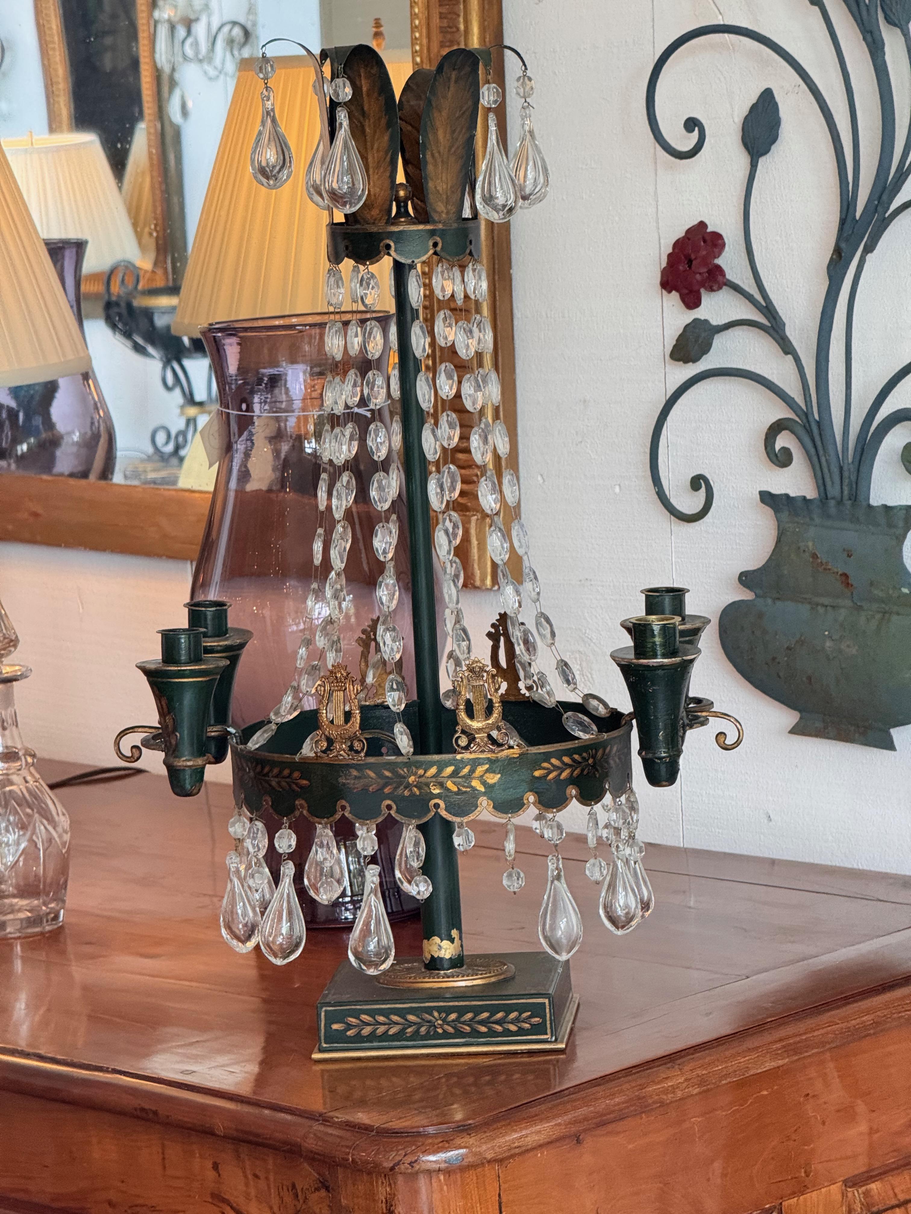 Metallo Coppia di candelabri Tôle del XIX secolo con gocce di cristallo in vendita