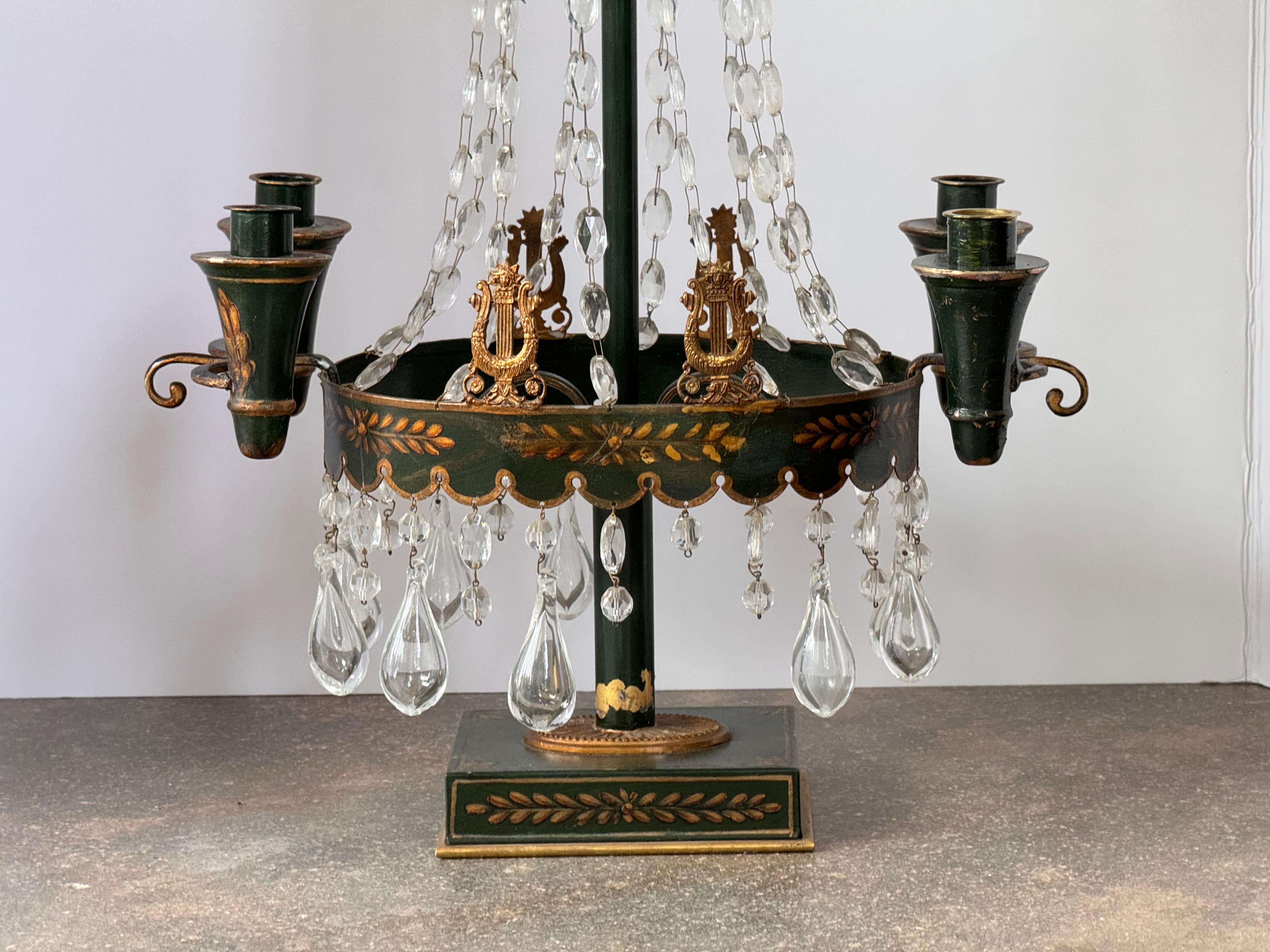 Coppia di candelabri Tôle del XIX secolo con gocce di cristallo in vendita 1