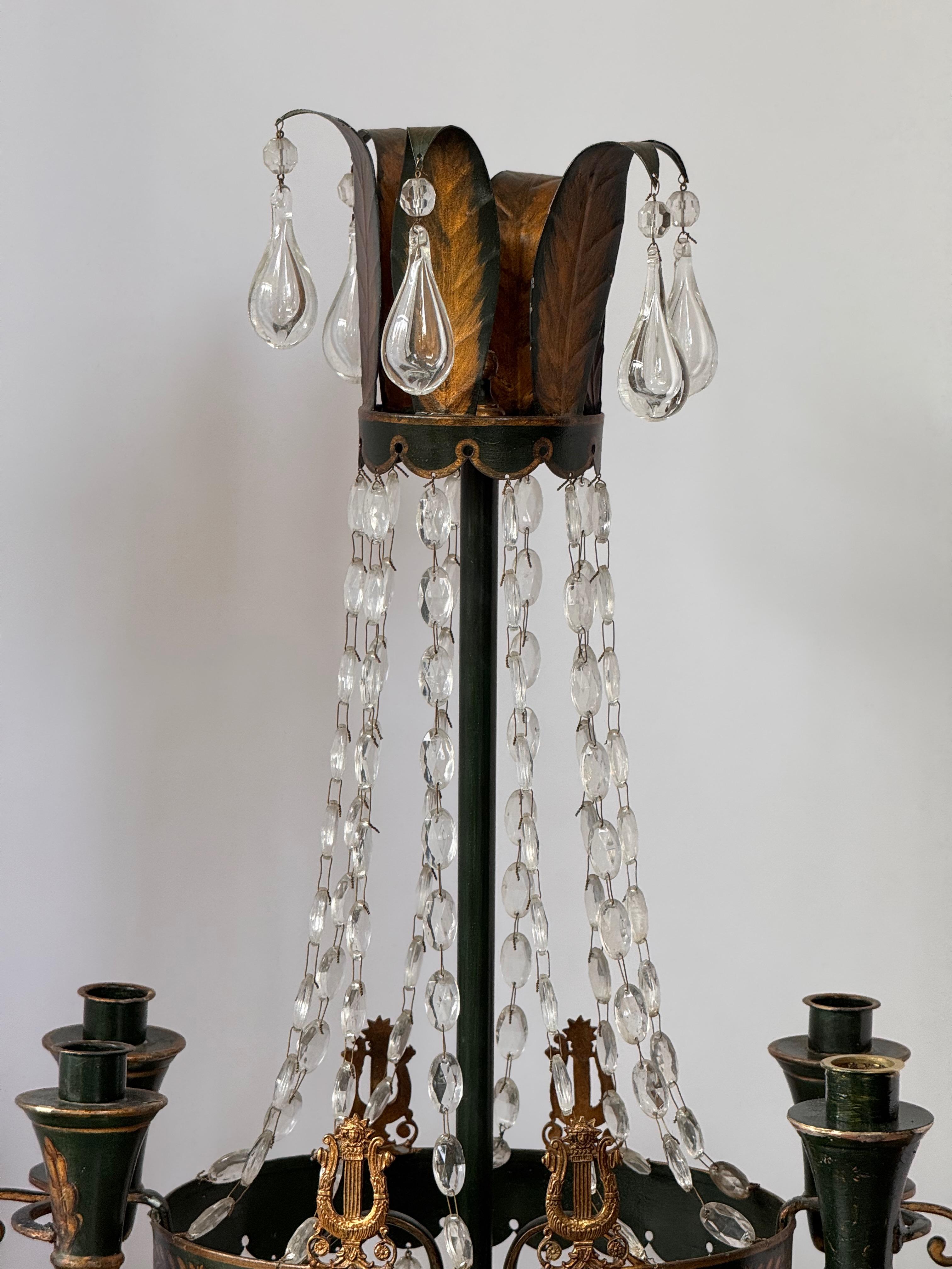 Coppia di candelabri Tôle del XIX secolo con gocce di cristallo in vendita 2