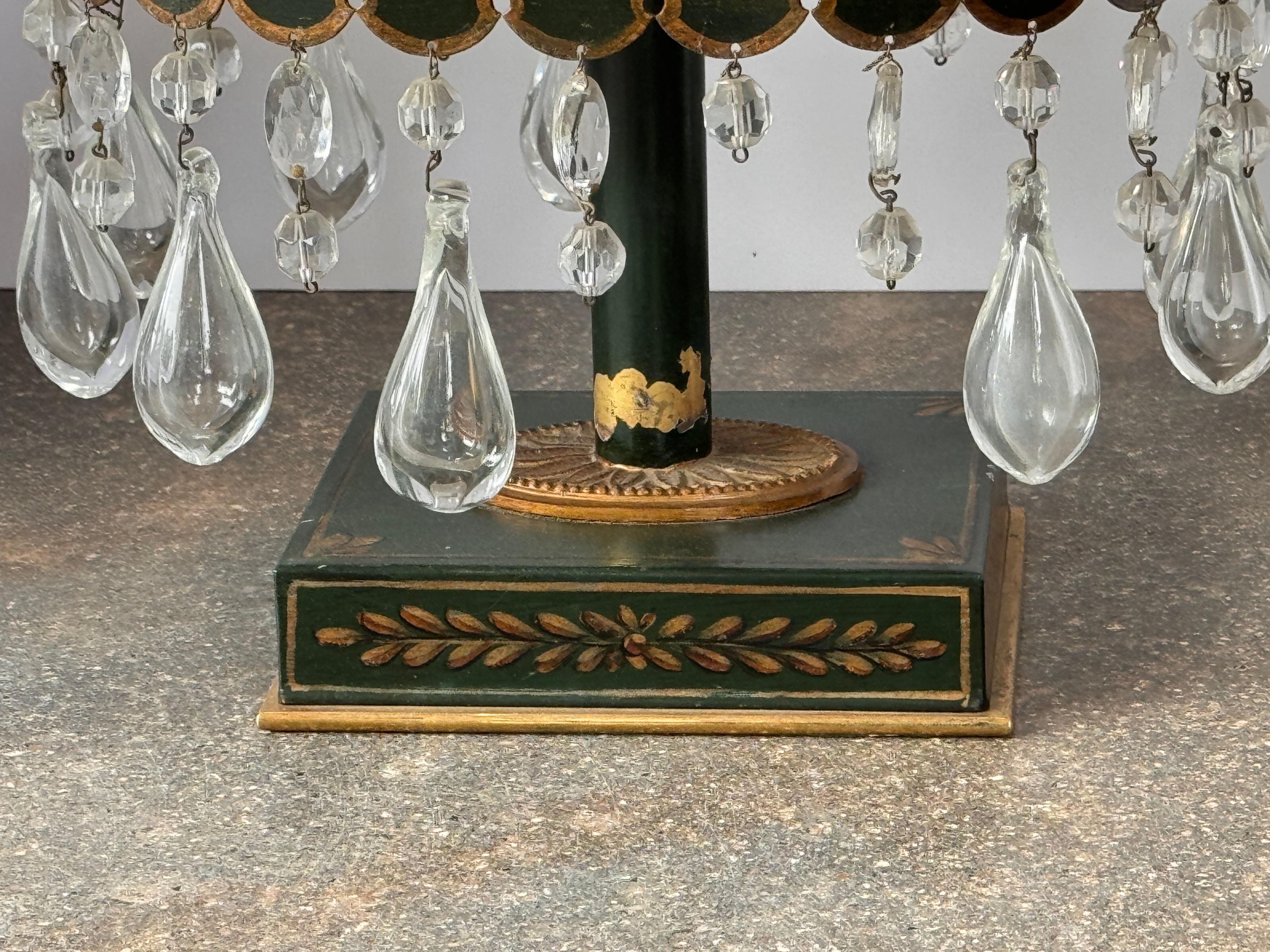 Coppia di candelabri Tôle del XIX secolo con gocce di cristallo in vendita 3