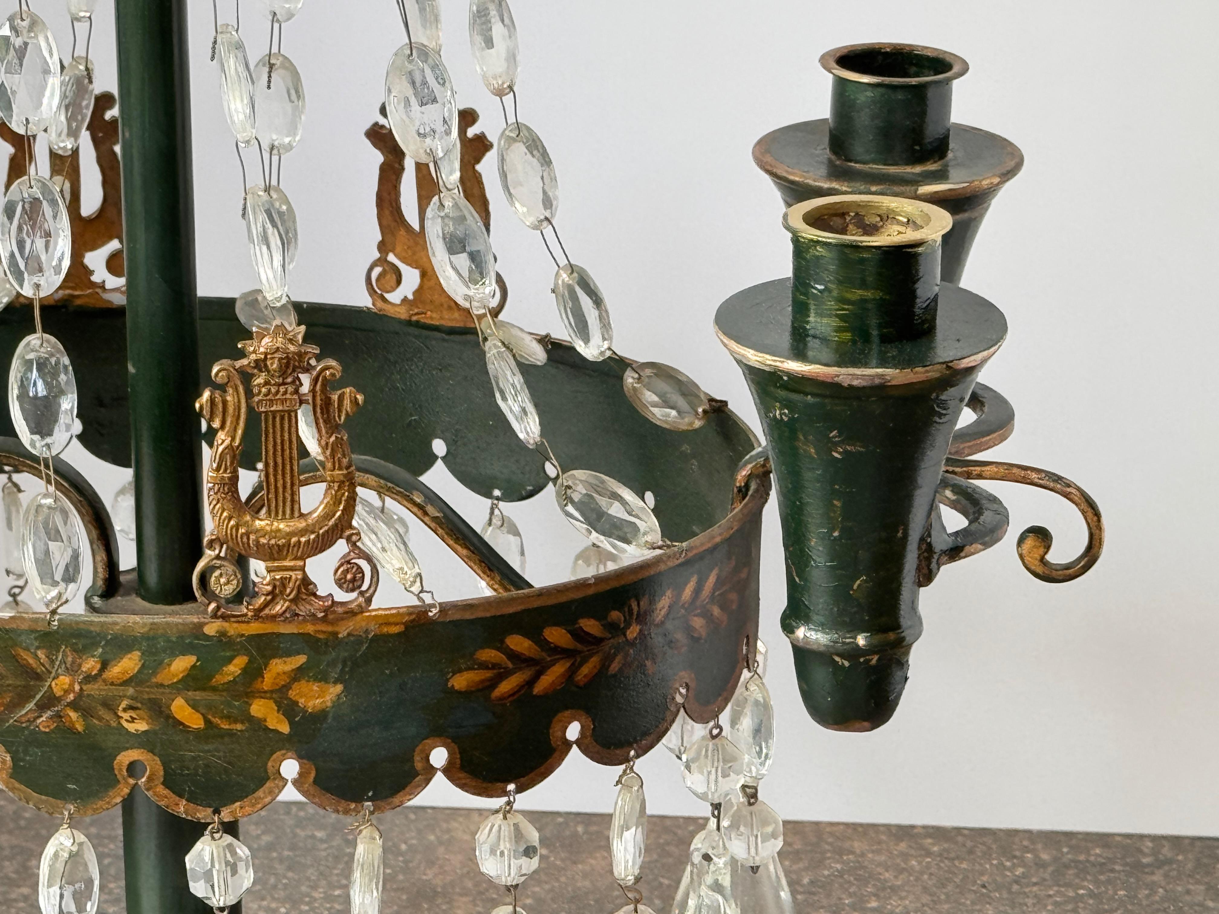 Coppia di candelabri Tôle del XIX secolo con gocce di cristallo in vendita 4