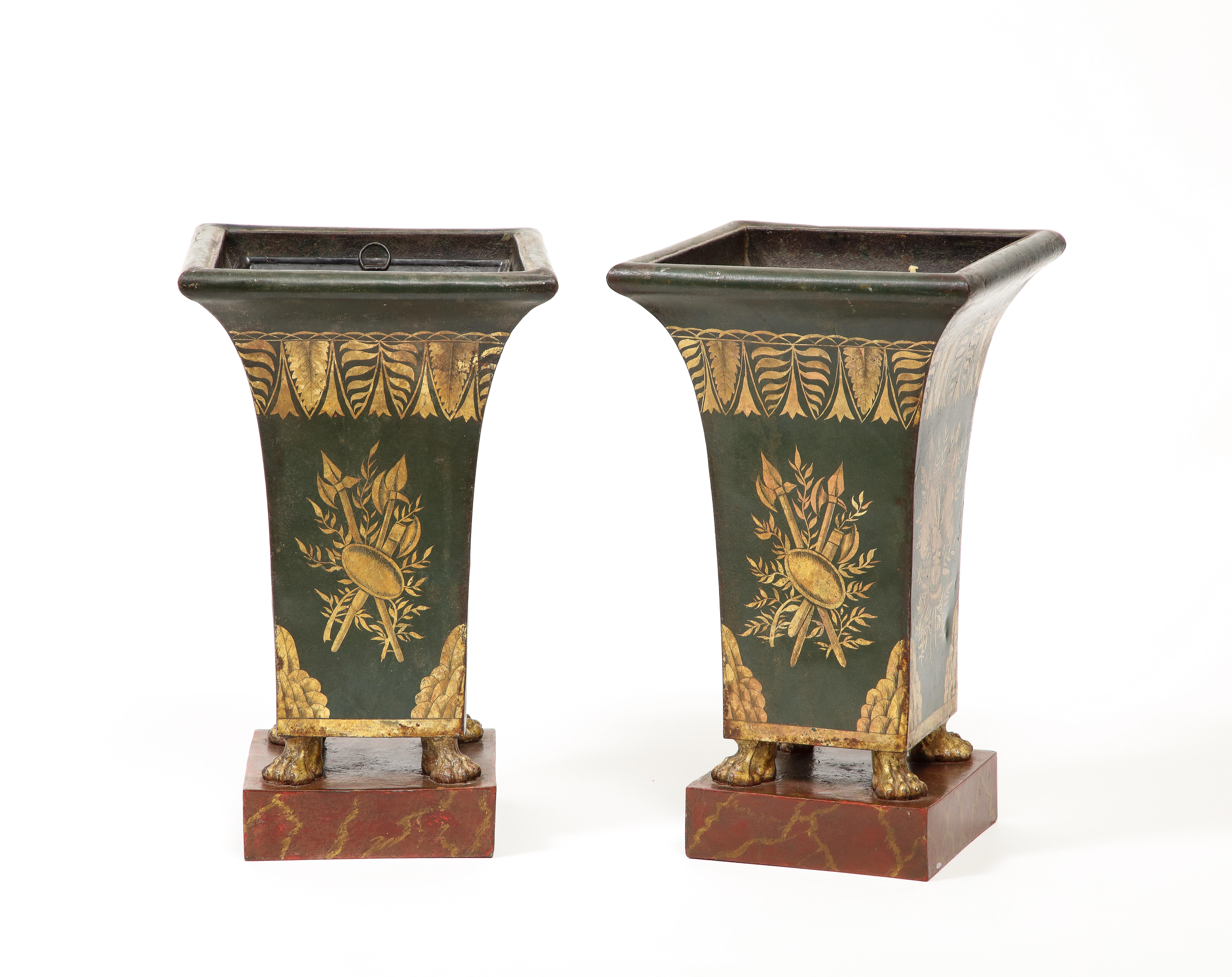 Paar tole bemalte vergoldete und grüne Pfotenfüßen-Jardinières aus dem 19. Jahrhundert (Metall) im Angebot