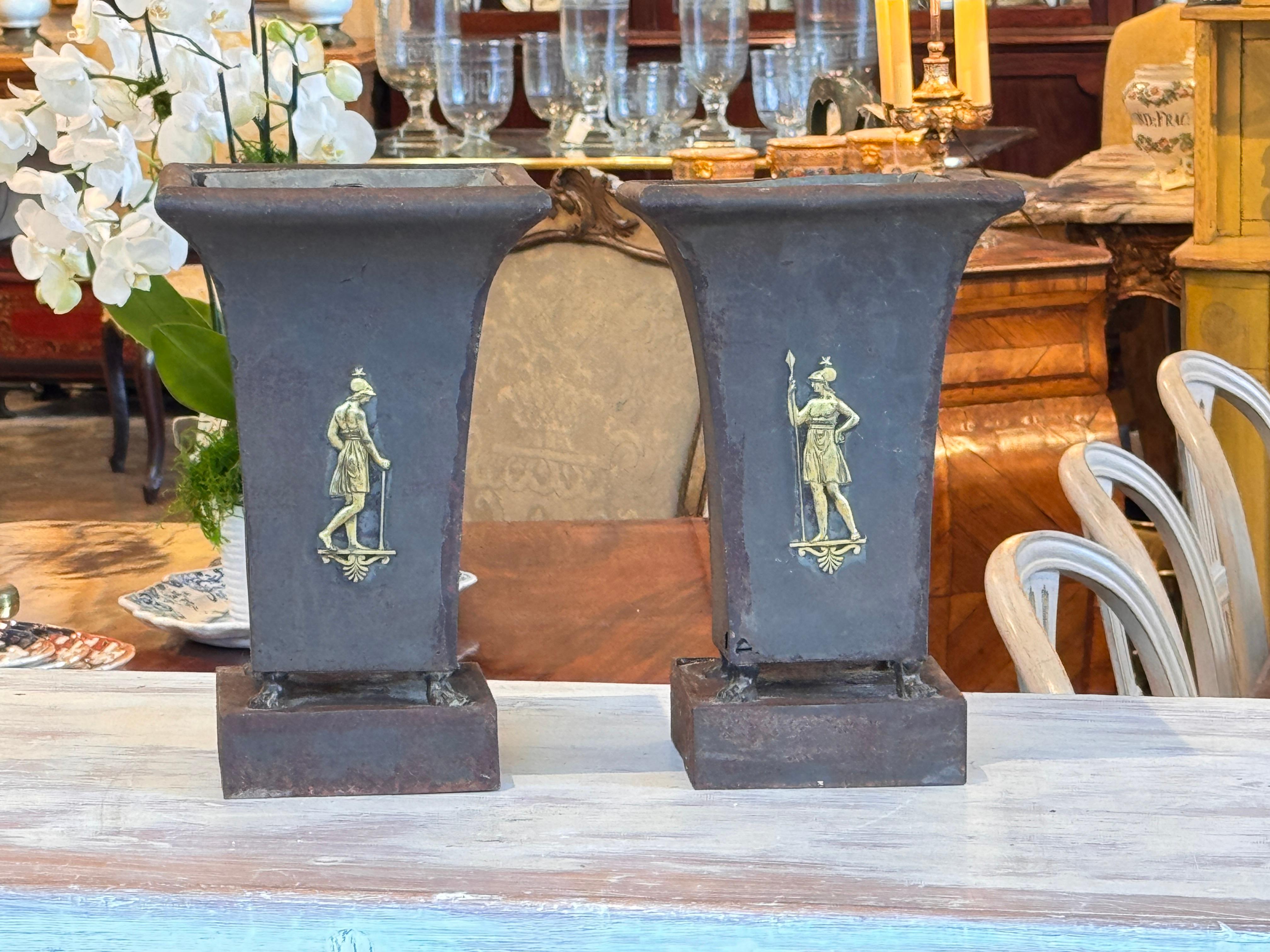 Français Paire d'urnes à tôle du 19e siècle avec figures classiques en vente