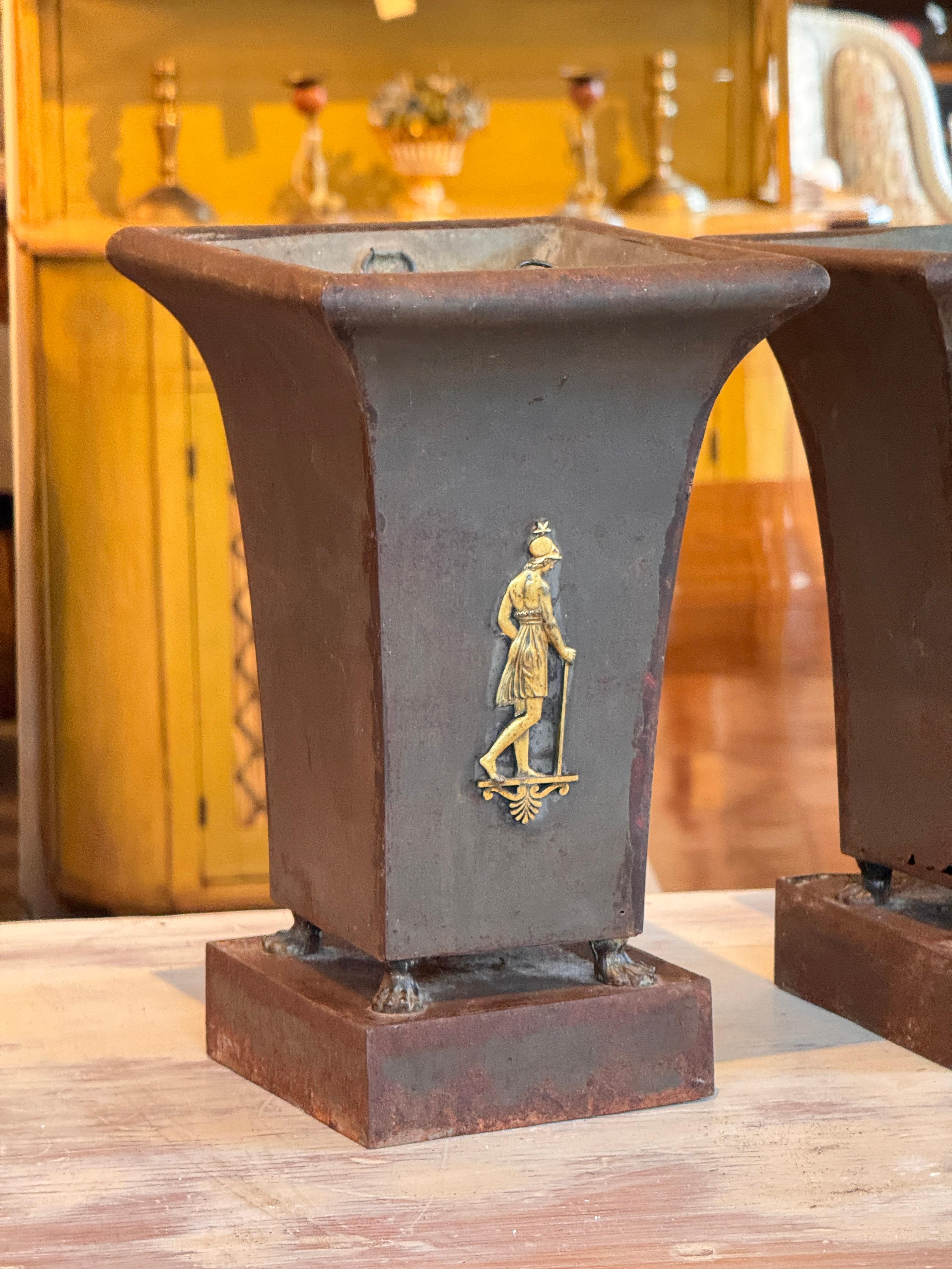 Paire d'urnes à tôle du 19e siècle avec figures classiques Bon état - En vente à Charlottesville, VA