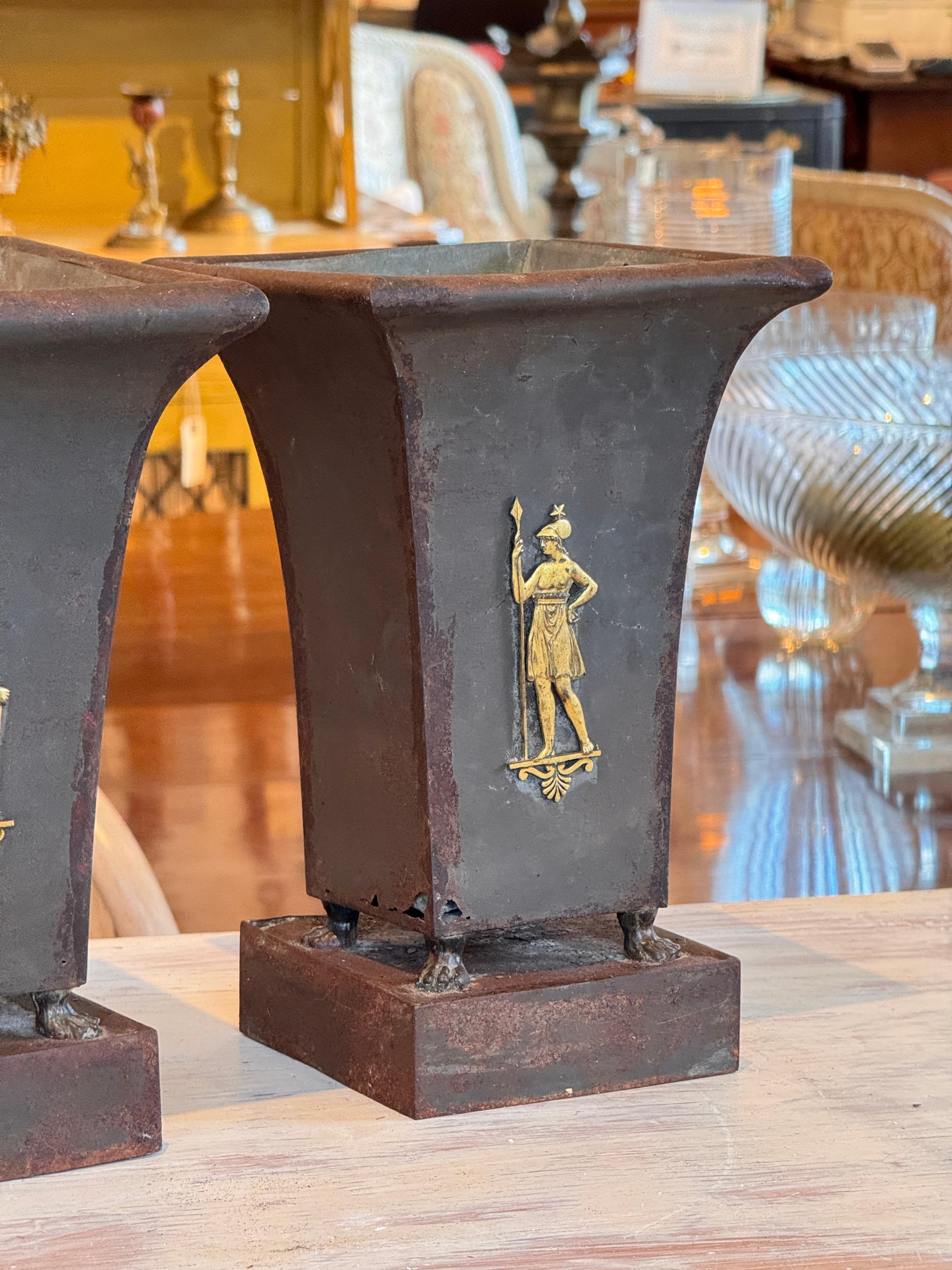 XIXe siècle Paire d'urnes à tôle du 19e siècle avec figures classiques en vente