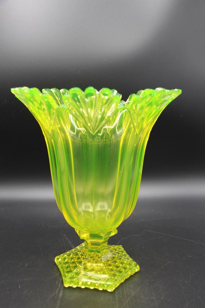 Pair Of 19th Century Uraline Crystal Vases In Good Condition For Sale In Charmes, FR