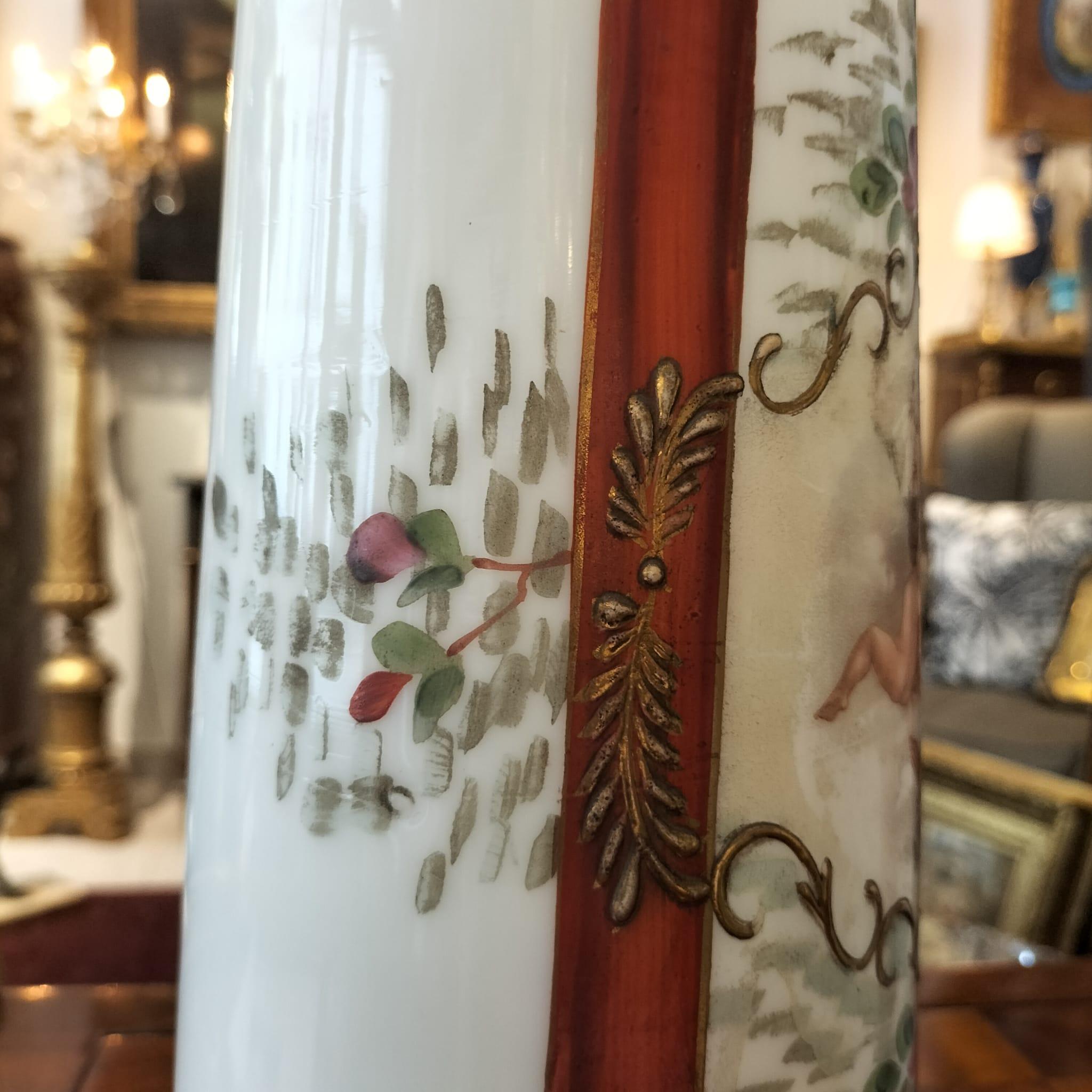 Peint à la main Paire de vases du 19e siècle en verre opalin en vente