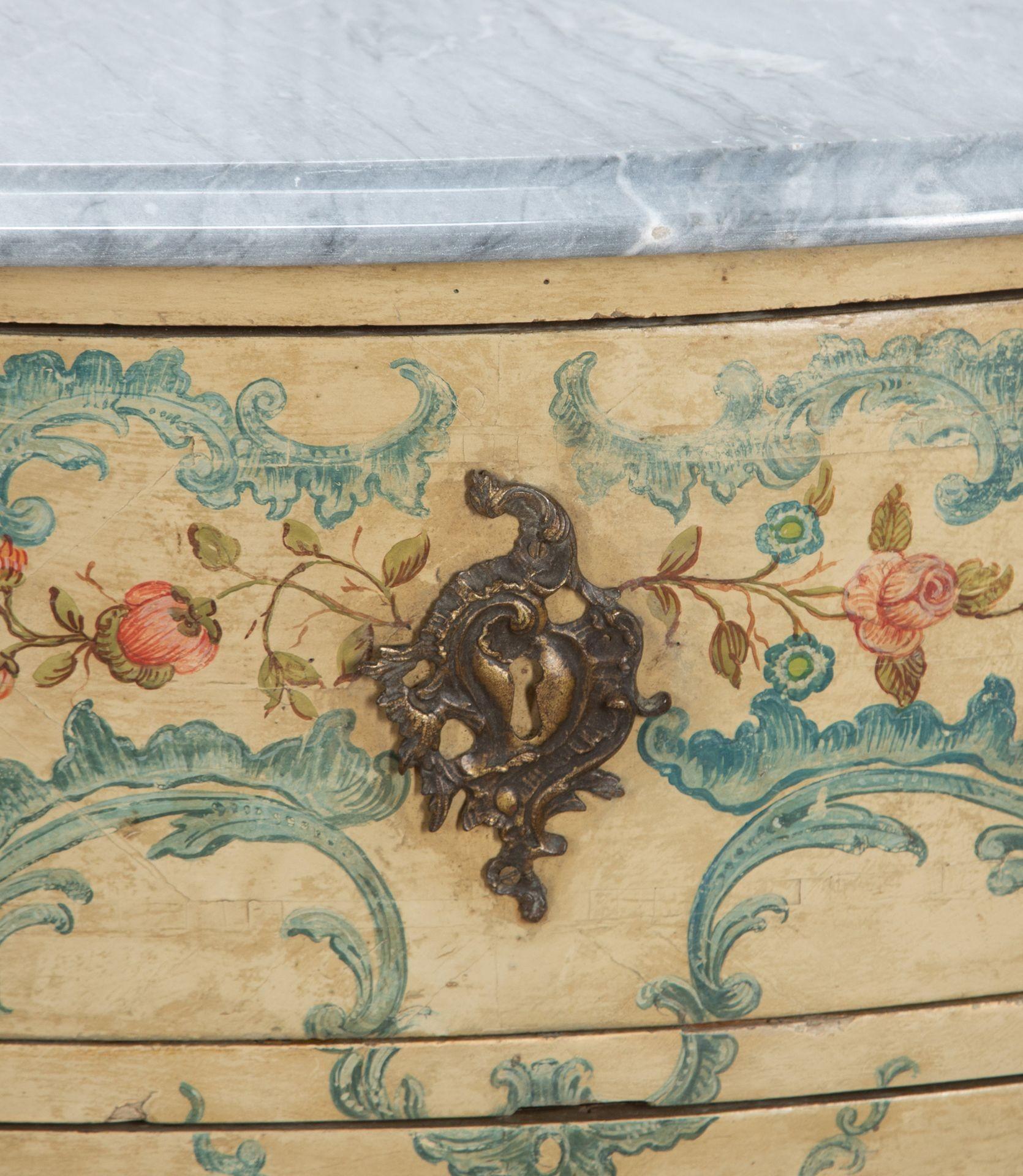 Wood Pair of 19th Century Venetian Hand Painted Commodes For Sale
