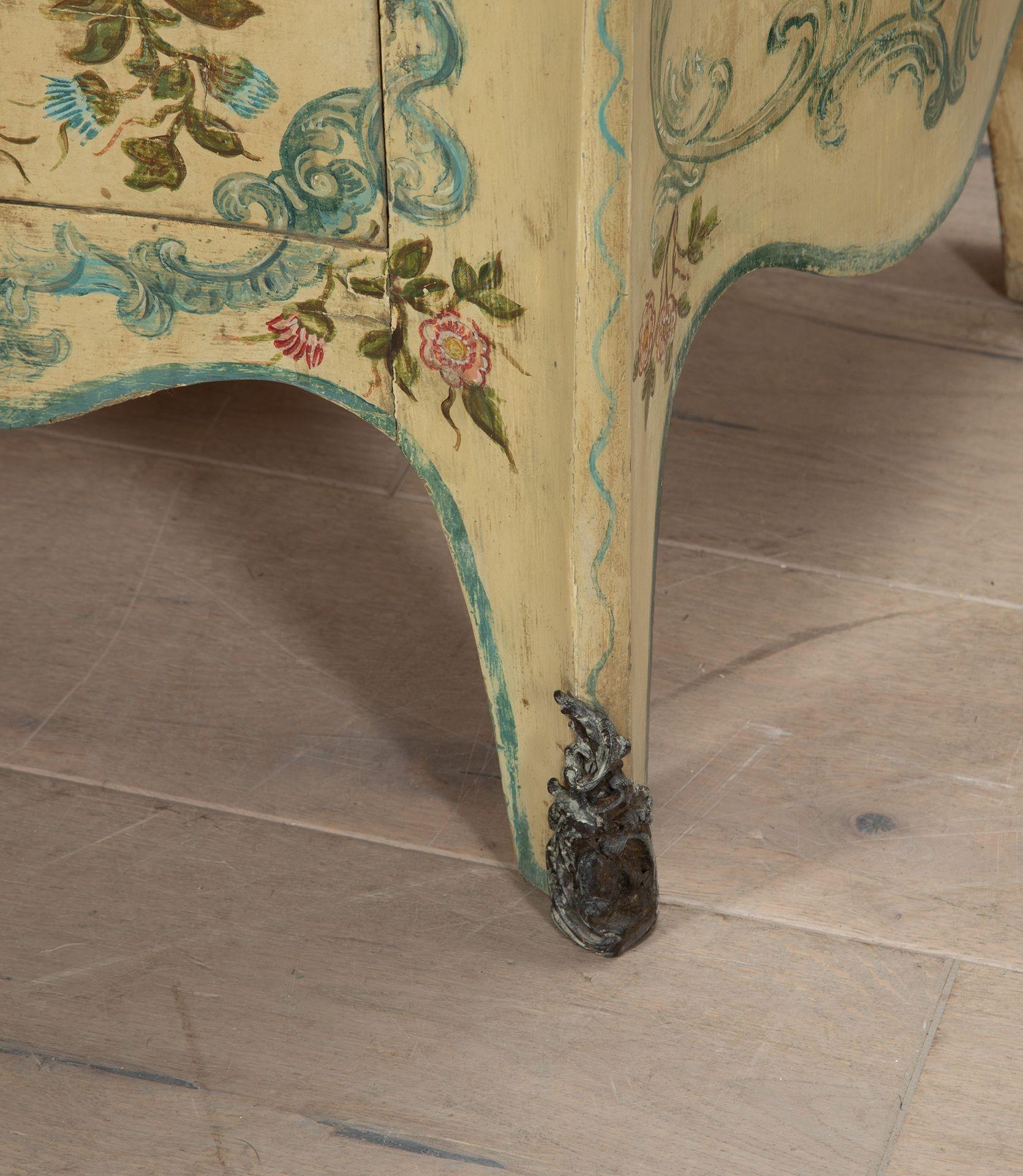 Pair of 19th Century Venetian Hand Painted Commodes For Sale 2