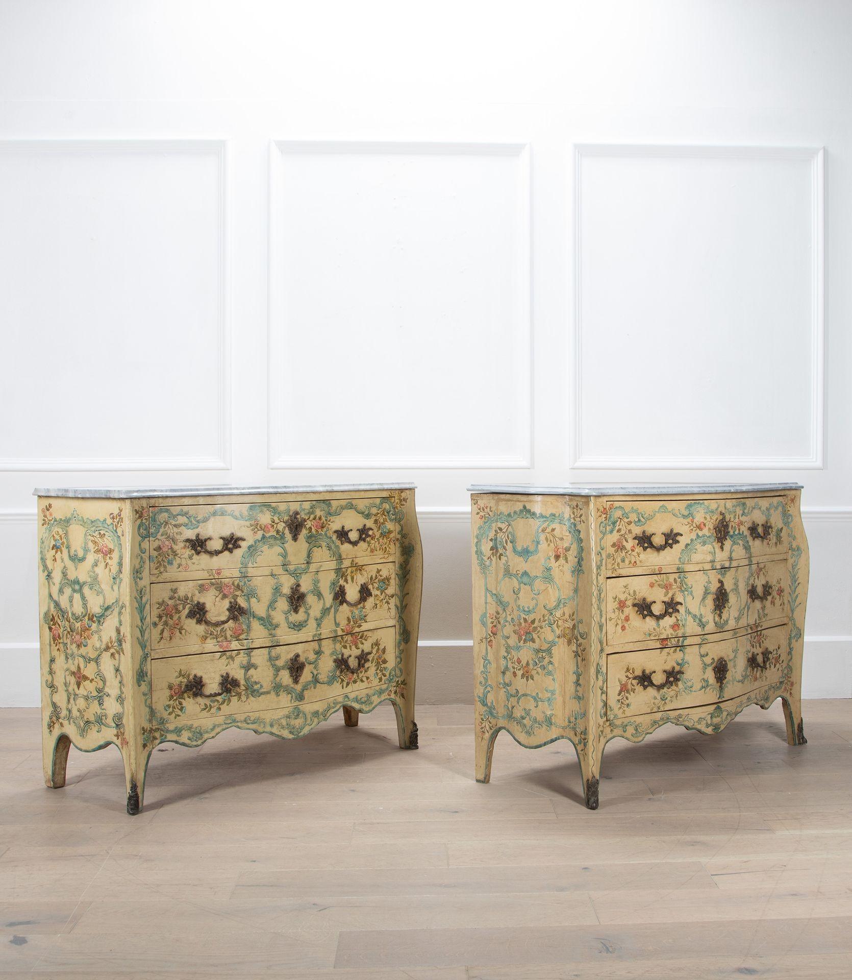 Pair of 19th Century Venetian Hand Painted Commodes For Sale 3