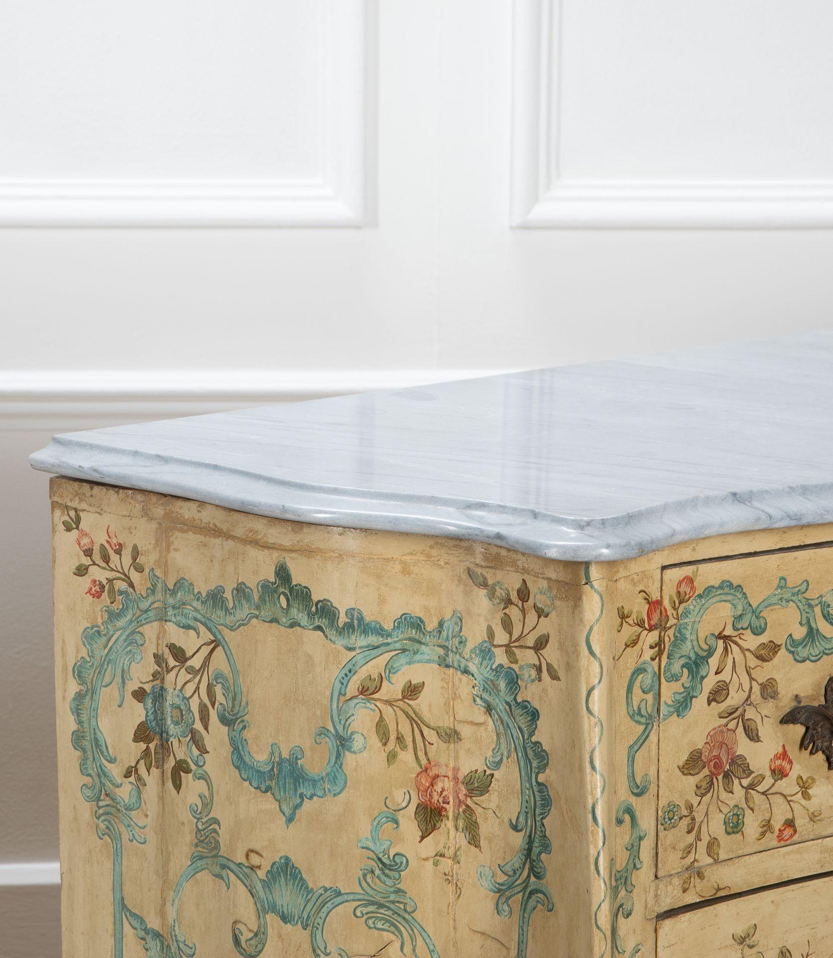 Pair of 19th Century Venetian Hand Painted Commodes For Sale 4