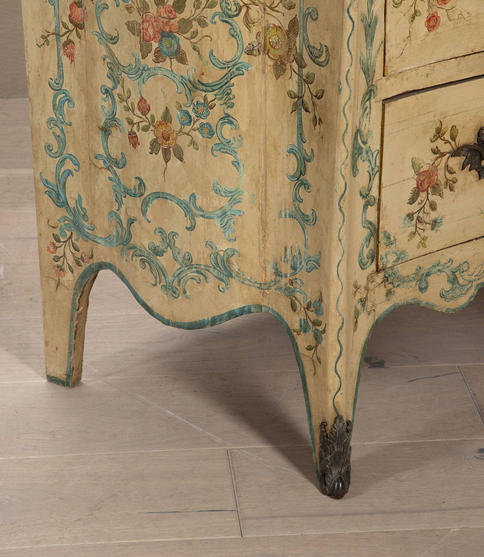 Pair of 19th Century Venetian Hand Painted Commodes For Sale 3