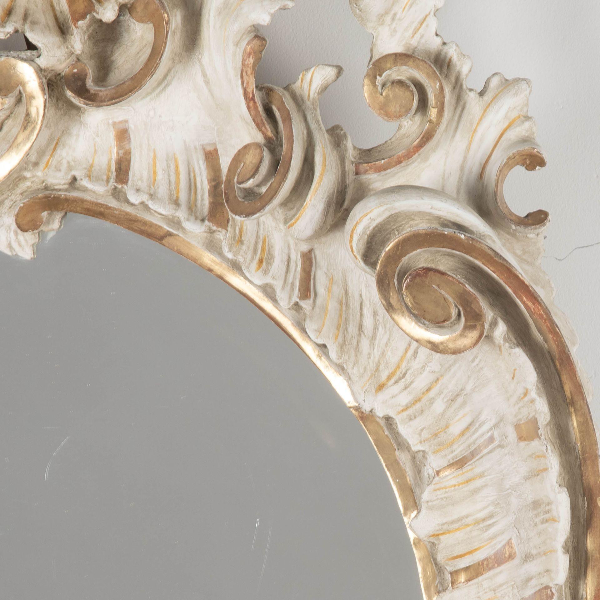 Coppia di specchi veneziani in stile Luigi XV della fine del XIX secolo. Cornici rococò intagliate a mano con finiture originali dipinte e dorate a mano.