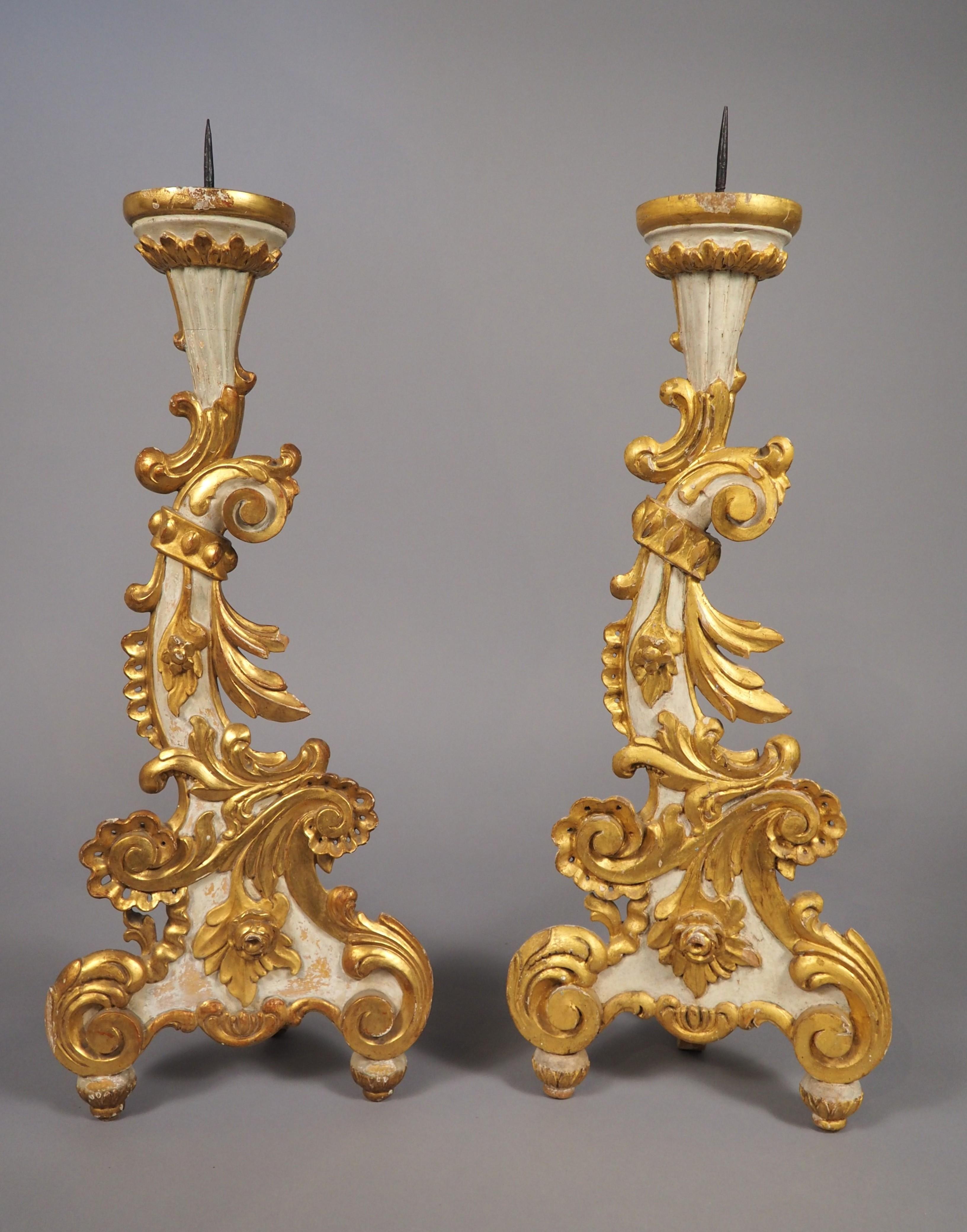 Coppia di candelieri veneziani del XIX secolo in stile rococò dorati e dipinti in vendita 3