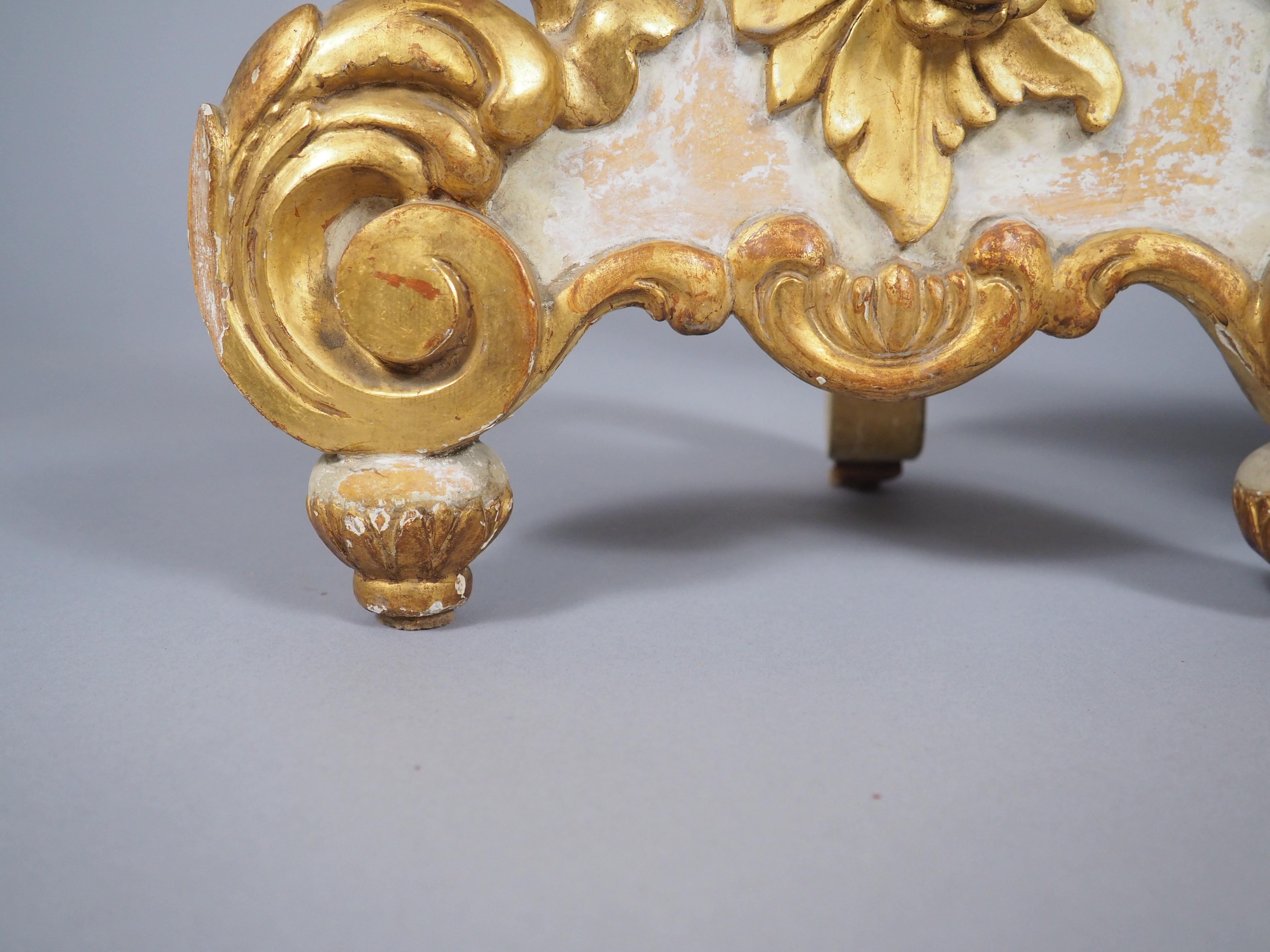 Coppia di candelieri veneziani del XIX secolo in stile rococò dorati e dipinti in vendita 4