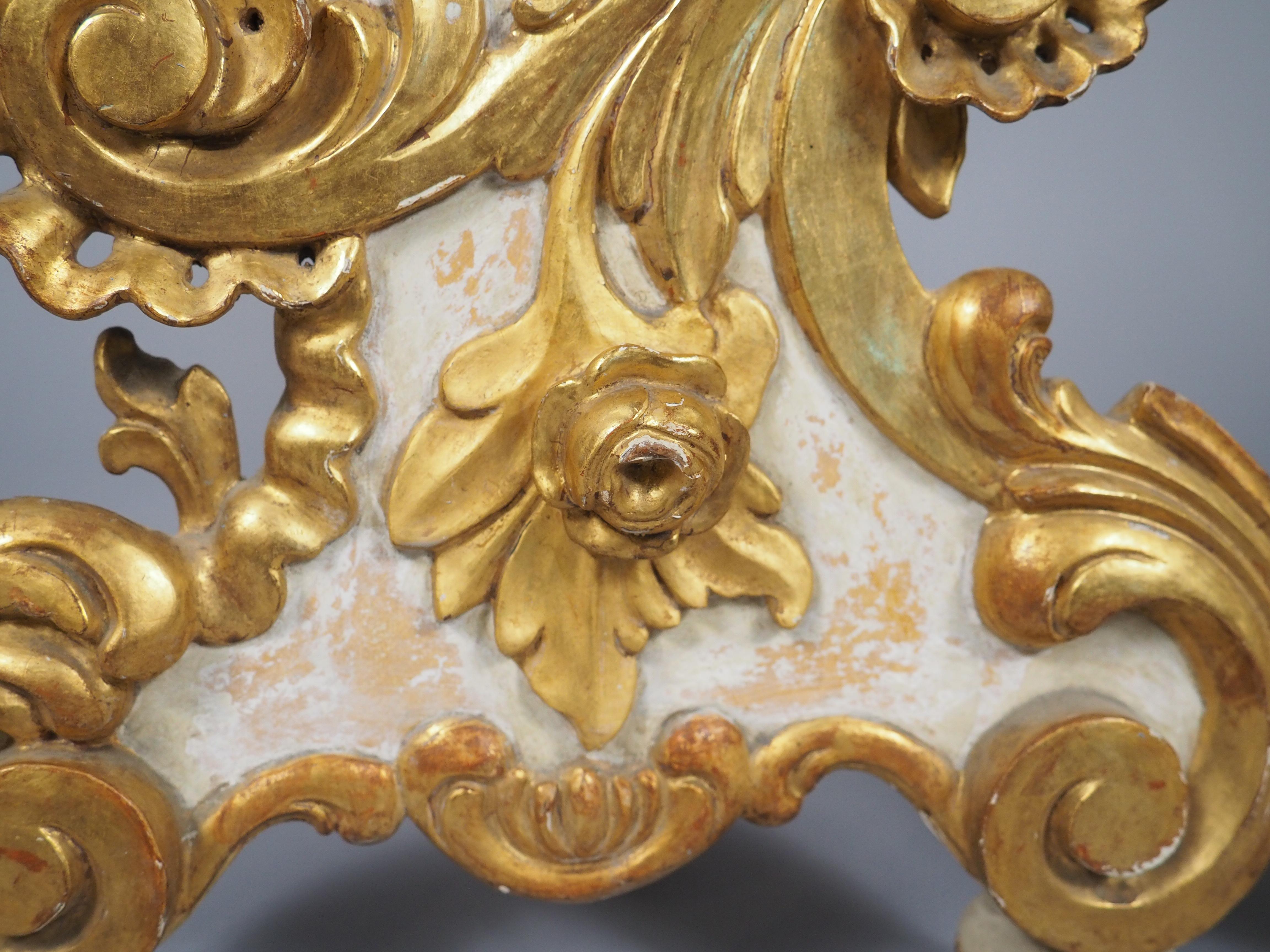 Coppia di candelieri veneziani del XIX secolo in stile rococò dorati e dipinti in vendita 5